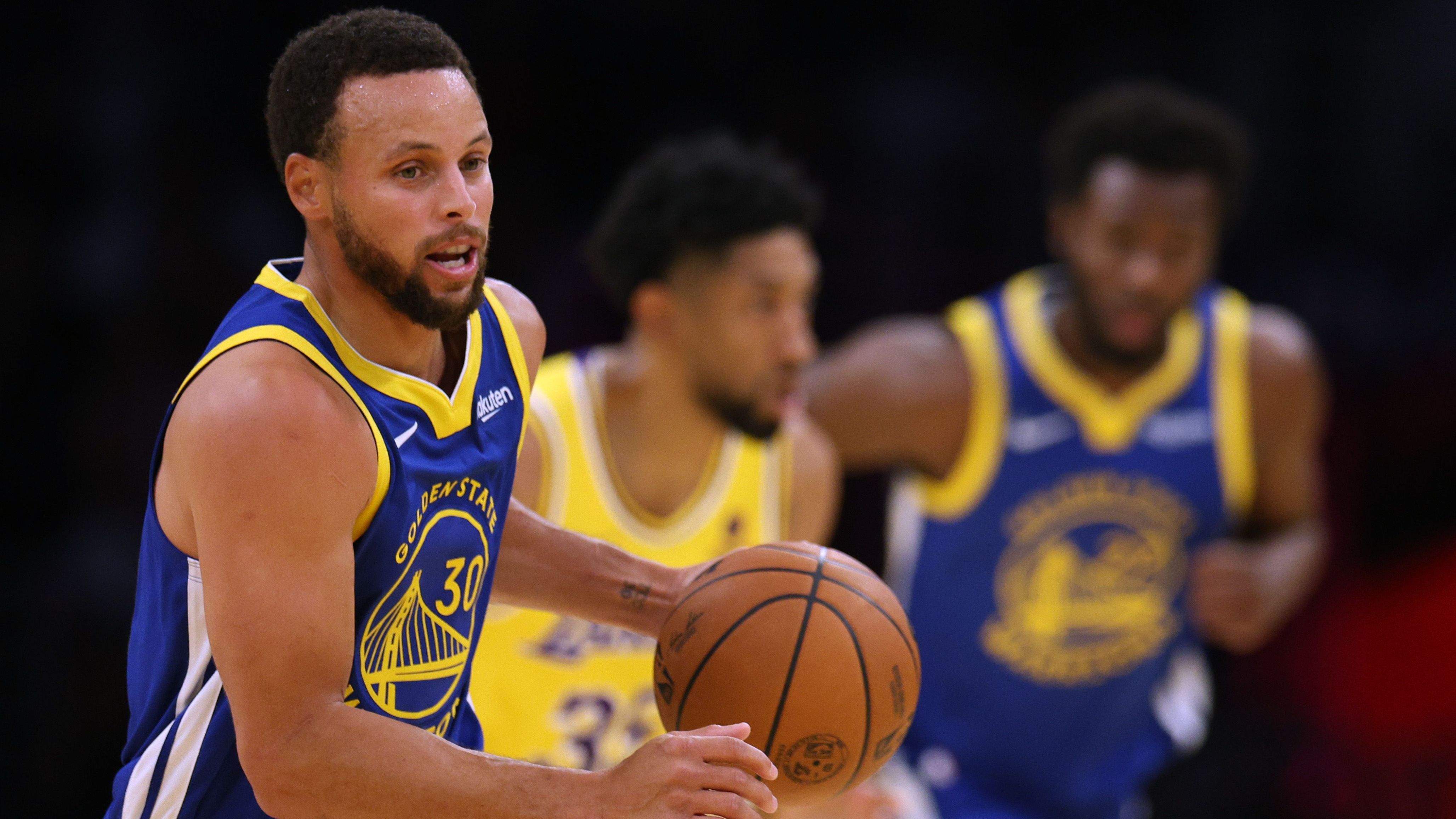 <strong>1. Platz: Stephen Curry (Golden State Warriors) </strong><br>Position: Point Guard <br>Gehalt 2023/24: 51.915.615 US-Dollar <br>Gesamtvolumen: 215.353.644 Millionen US-Dollar <br>Vertragszeitraum: 2022 - 2026