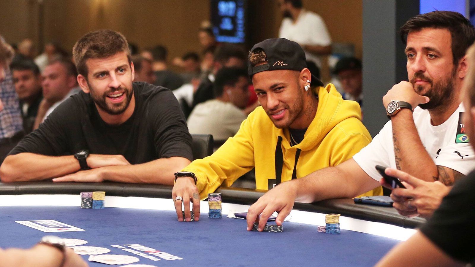 
                <strong>Pokerface Pique</strong><br>
                Nebenbei ist der Barca-Star ein passionierter Poker-Spieler, der regelmäßig an hochdotierten Turnieren teilnimmt. Sein größter Erfolg war bislang ein fünfter Platz beim High-Roller-Event im August 2017, als er 130.000 Euro gewinnen konnte.
              