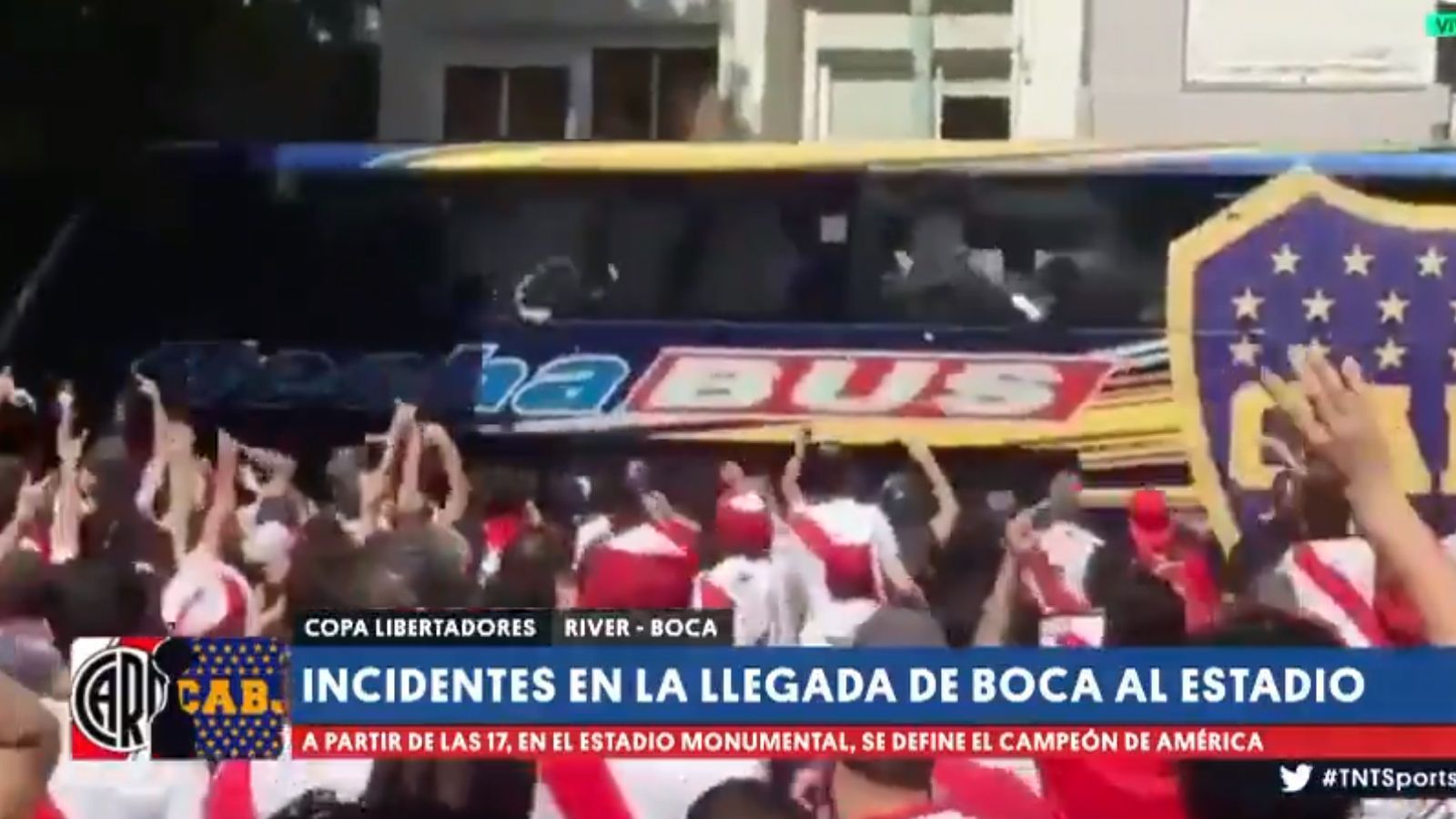 
                <strong>Bus wird mit Steinen attackiert</strong><br>
                Die Spieler der Boca Juniors fuhren gut gelaunt und singend mit dem Bus zum Stadion, als plötzlich der Bus mit Steinen und anderen Wurfgeschossen von River-Plate-Fans attackiert wurde. Der Busfahrer wurde von einem Stein am Kopf getroffen. Im argentinischen Fernsehen sprach er von kriegsähnlichen Zuständen und das ein Vereinsmitarbeiter den Bus für ihn weiterlenken musste.
              