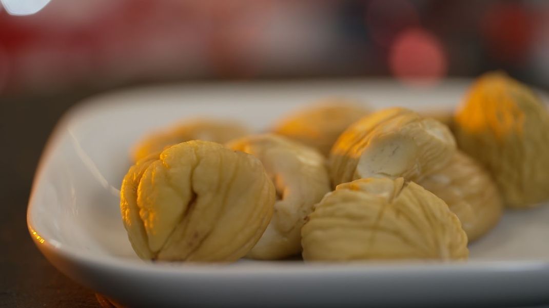 Geröstete Maronen gehören wohl zum Gesündesten, das du auf dem Weihnachtsmarkt essen kannst. Die Nussfrüchte liefern Vitamin C, E und sämtliche B-Vitamine.