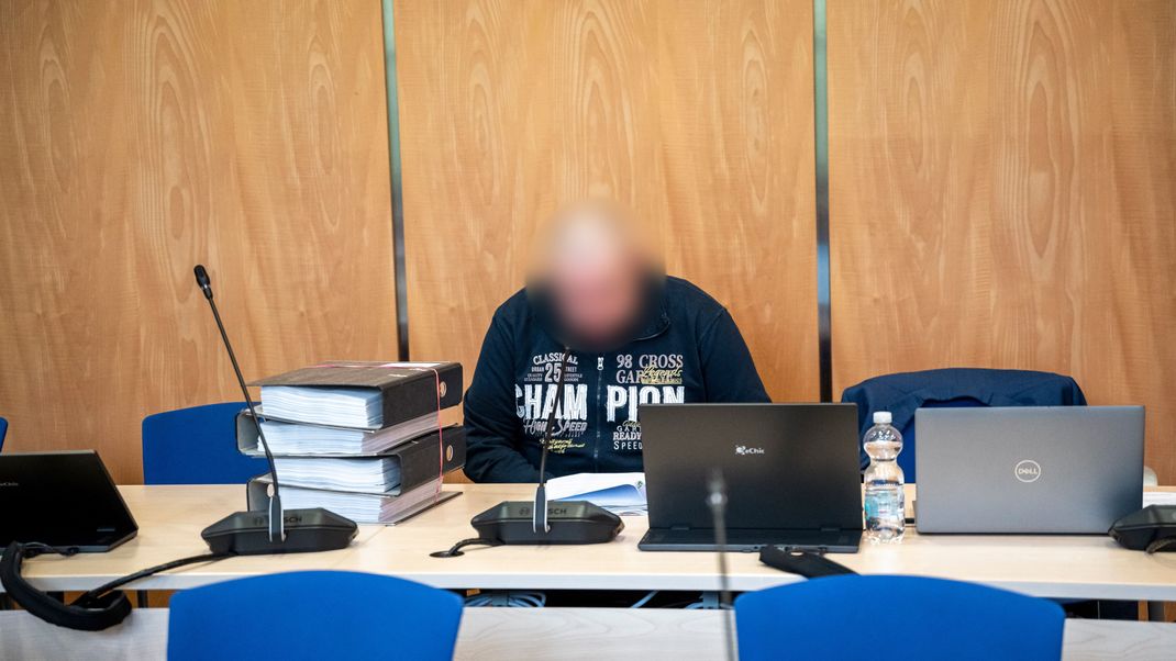 Der Angeklagte sitzt vor Verhandlungsbeginn im Sitzungssaal zu Beginn des Prozesses wegen Mordes an einer 40-Jährigen aus Coburg. 