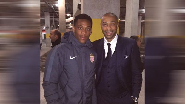 
                <strong>Vergleich zu Henry</strong><br>
                Sein Vorgänger. Thierry Henry. Der Vergleich liegt nahe. Beide sind Franzosen. Beide spielten für den AS Monaco. Beide bekleiden eine ähnliche Position. Wie Henry kann Martial als Außen- und als Mittelstürmer eingesetzt werden. Um an die Karriere von Henry anknüpfen zu können, muss Martial noch einiges leisten.
              