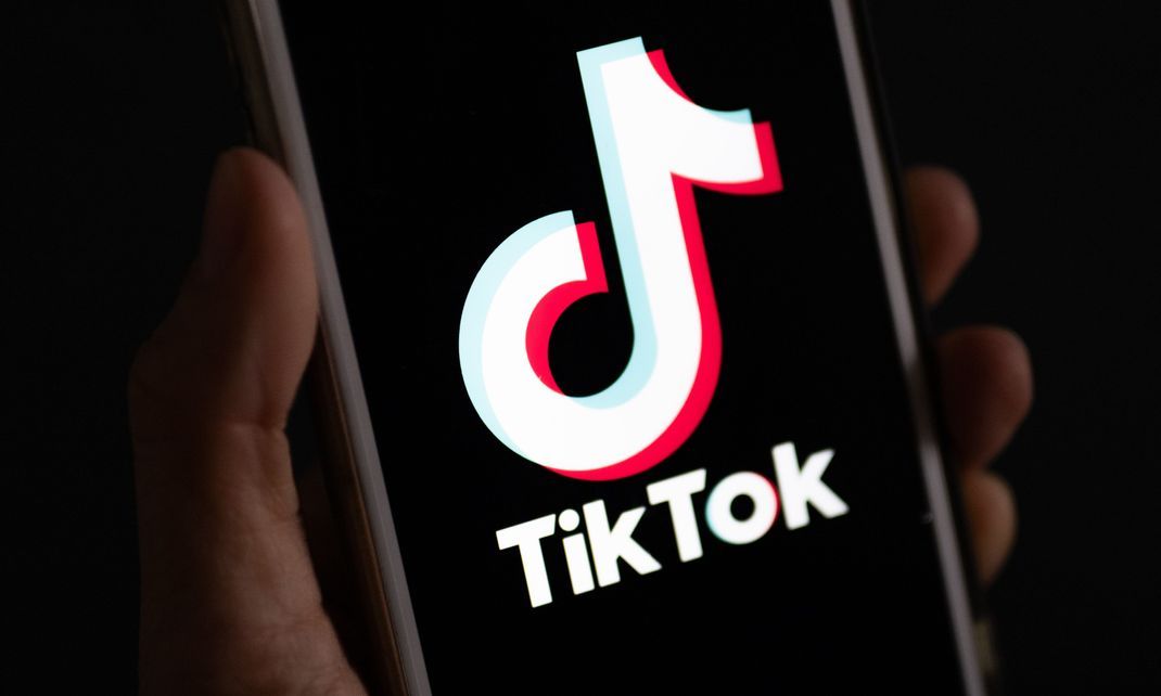 Auf einem Smartphone wird das Logo der Plattform Tiktok angezeigt – auf US-Handys vielleicht bald nicht mehr.