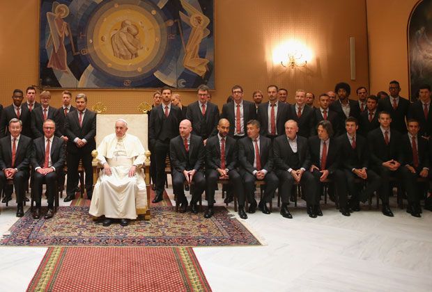 
                <strong>Heilige Audienz - Bayern München trifft Papst Franziskus</strong><br>
                Unterhalten konnte sich der Papst übrigens durchaus ohne Übersetzer mit einigen Bayern. Schließlich spricht der gebürtige Argentinier Spanisch. Das Gruppenfoto dürfte sicherlich in der Bayern-Erlebniswelt einen besondern Platz finden. 
              
