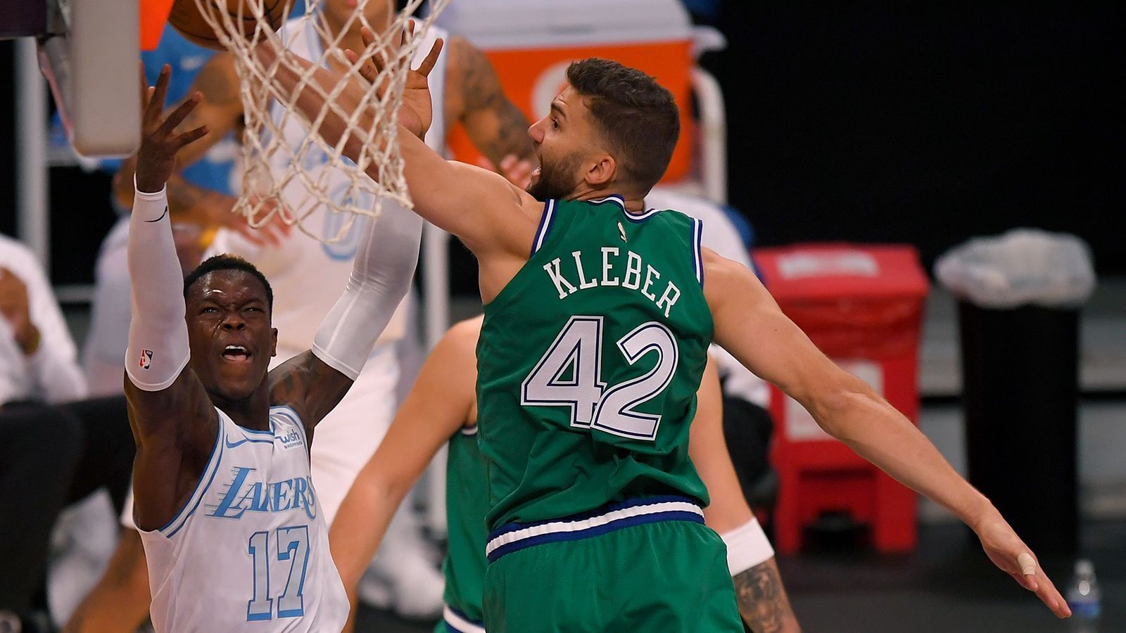 
                <strong>Die Chancen der Deutschen</strong><br>
                Mit den Chancen der Lakers sind auch die von Dennis Schröder auf seinen ersten NBA-Titel gesunken. Aber es ist weiterhin alles möglich für den Braunschweiger. Maxi Kleber hat sich bei den Dallas Mavericks zu einem der Schlüsselspieler entwickelt. Die Mavs haben zuletzt gezeigt, dass sie auch die großen Teams ärgern können. Die restlichen deutschen Profis spielen allesamt bei Teams, die mit den Playoffs nicht zu tun haben. Höchstens Isaac Bonga und die Washington Wizards könnten über das Play-In-Turnier noch reinrutschen. Daniel Theis (Chicago Bulls), Isaiah Hartenstein (Cleveland Cavaliers) und Moritz Wagner (Orlando Magic) werden sich mit hoher Wahrscheinlichkeit bald schon in den Urlaub verabschieden.
              