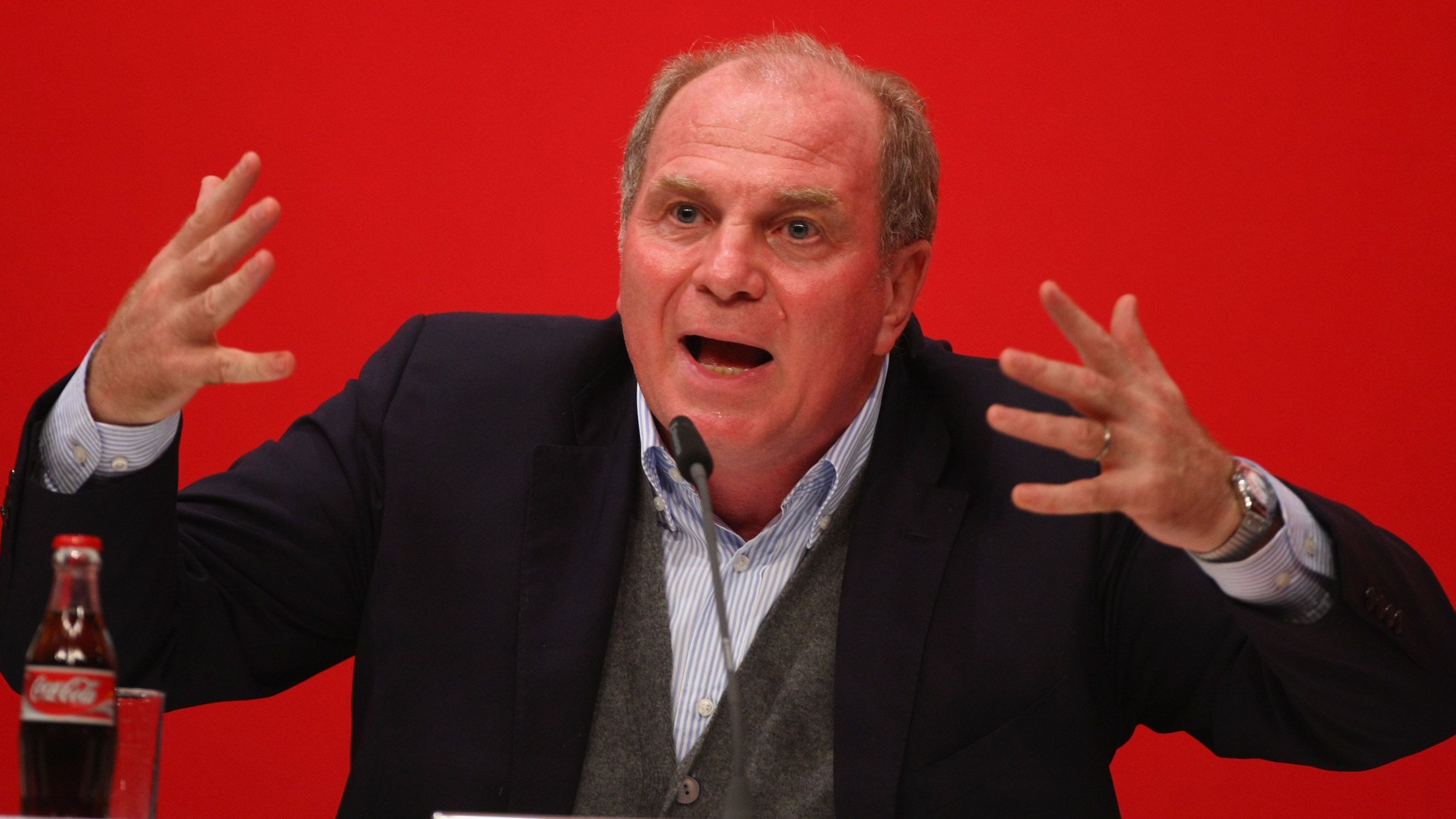 <strong>"Scheiß-Stimmung" wird legendär (2007)</strong><br>Trotz Tabellenführung herrschte bei den Bayern Katerstimmung. Der Grund: Die Fans monierten die in ihren Augen zu hohen Preise seit der Eröffnung der Allianz Arena im Jahr 2005. Außerdem beklagten sie die schlechte Stimmung im neuen Fußball-Tempel. Präsident Uli Hoeneß rastete endgültig aus. Sein zweiminütiger Monolog ist legendär...
