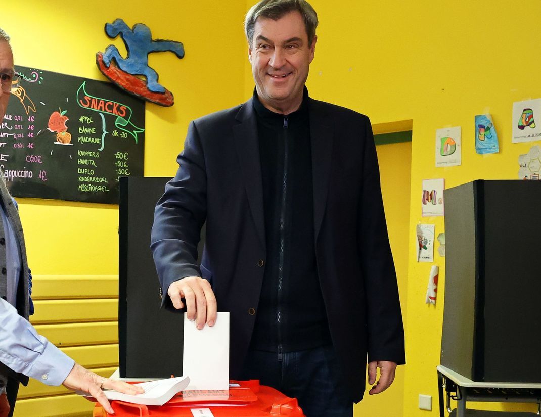 Bayern, Nürnberg: Markus Söder, Ministerpräsident von Bayern, gibt in einem Wahllokal in einer Schule seine Stimme ab.