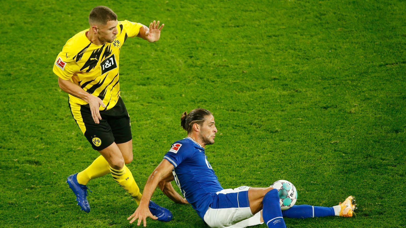 
                <strong>Thomas Meunier</strong><br>
                Nachdem er beim Champions-League-Spiel in Rom ein Totalausfall war, heute mit einer deutlichen Leistungssteigerung. Wechselt mit Guerreiro immer wieder die Seiten, wodurch das Dortmunder Spiel schwer berechenbar ist. Leistet sich zwar immer noch den ein oder anderen Fehlpass, aber der Trend zeigt nach oben. Schönste Szene: In der 36. Minute flankt er mit dem Außenrist in den Strafraum auf Reyna, der den Kopfball aber nicht verwerten kann. In der 80. Minute für Morey ausgewechselt. ran-Note: 3
              