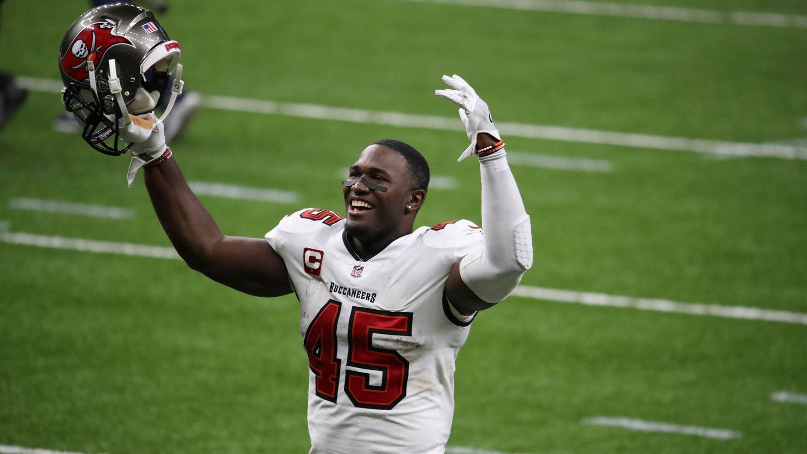 
                <strong>1. Devin White, Tampa Bay Buccaneers</strong><br>
                Devin White wurde bei der Umfrage häufiger auf den 1. Platz gewählt als jeder andere Linebacker. Der 23-Jährige hat erst seine zweite Saison absolviert, nachdem er im Jahre 2019 von den Tampa Bay Buccaneers an Position 5 gepickt wurde. Mit insgesamt 133 Tackles, neun Sacks und vier abgewehrten Pässen hatte er vergangene Saison großen Anteil daran, dass Tampa Bay den Super Bowl gewann. Stand White auf dem Platz, ließen die Buccaneers pro Spielzug im Schnitt 0,9 Yards weniger zu als wenn er nicht auf dem Feld war. Vor einem Jahr war White bei der Umfrage gar nicht in den Top 10 vertreten.  
              