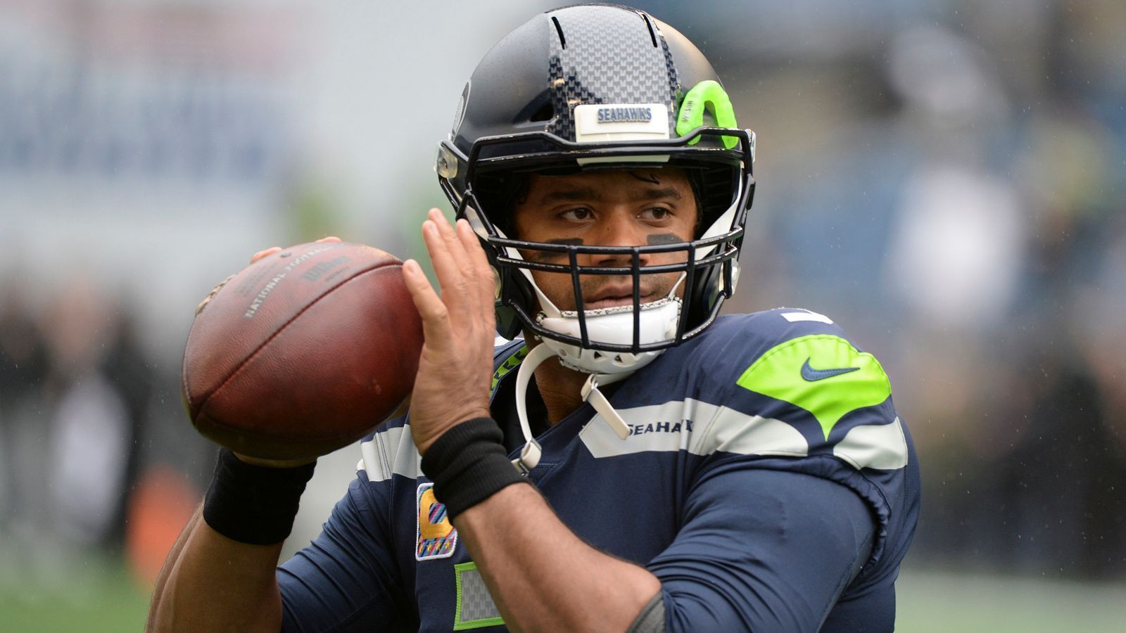 
                <strong>MVP: Russell Wilson (Seattle Seahawks)</strong><br>
                Russell Wilson spielt seit seinem Debüt im Jahre 2012 durchgängig auf extrem hohem Niveau. Allerdings war er nie so stark wie jetzt. Sein derzeitiges Quarterbacj-Rating von 118.2 ist das beste seiner Karriere. 22 Touchdown-Pässe stehen lediglich einer einzigen Interception gegenüber. Drei Touchdowns erlief der Quarterback zudem selber. Kurzum: Wilson ist der Grund dafür, dass die Seahawks trotz einer schwachen Defense (Platz 25 der NFL) im Kampf um die Playoffs vorne mitmischen – eine bessere Empfehlung für die Auszeichnung des MVP könnte es kaum geben.
              