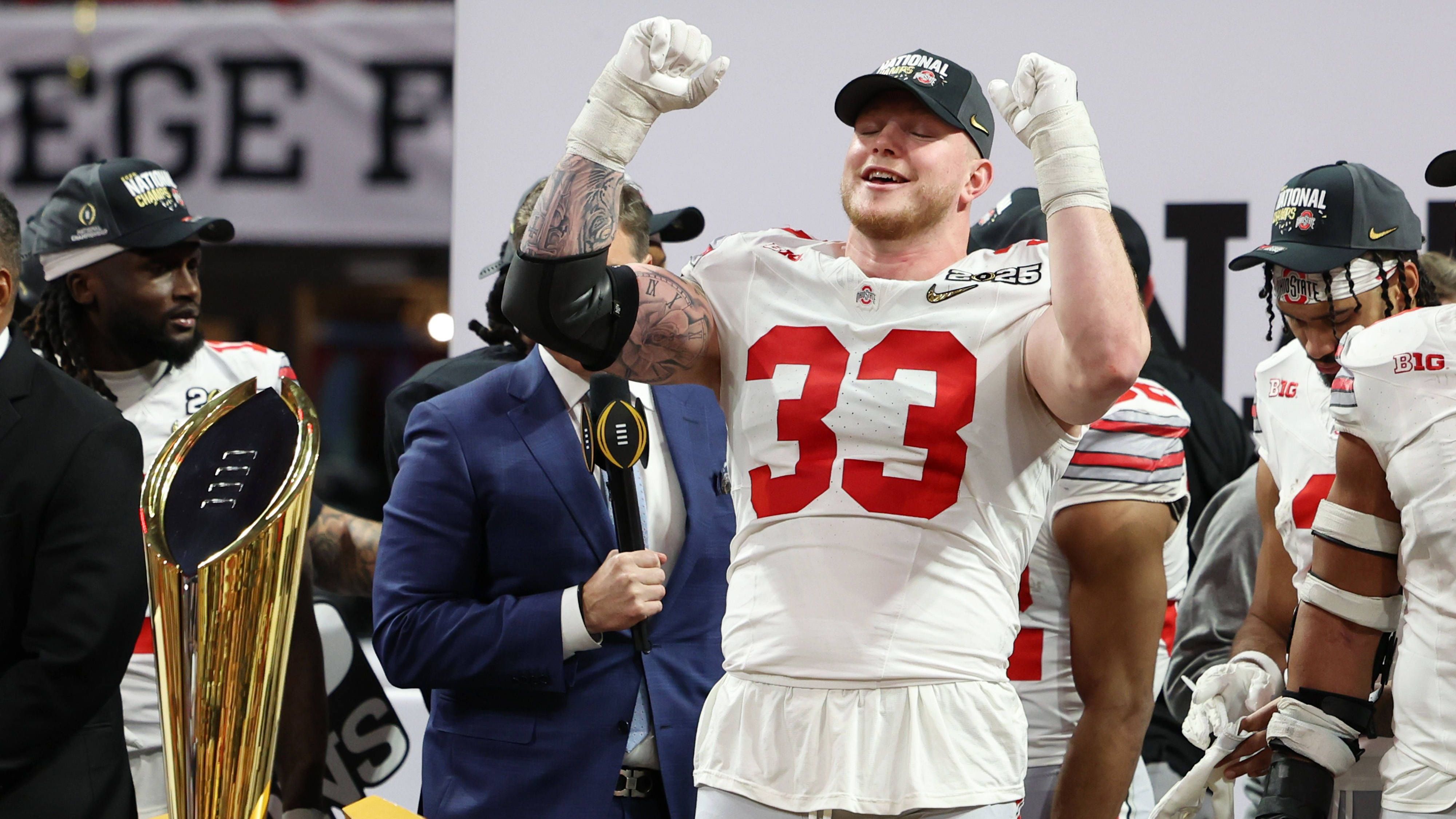 <strong>Jack Sawyer (Edge Rusher, Ohio State)</strong><br>Die Defensive Ends im Land, die aktuell besser sind als Jack Sawyer, kann man an einer Hand abzählen. Der Senior kann auf starke acht Sacks und zwei forcierte Fumbles in dieser Saison zurückblicken, mit 1,95 Metern Körperlänge ist er zudem mit vielen Tackles auf Augenhöhe, auch in der NFL. Er könnte in Runde eins gezogen werden.