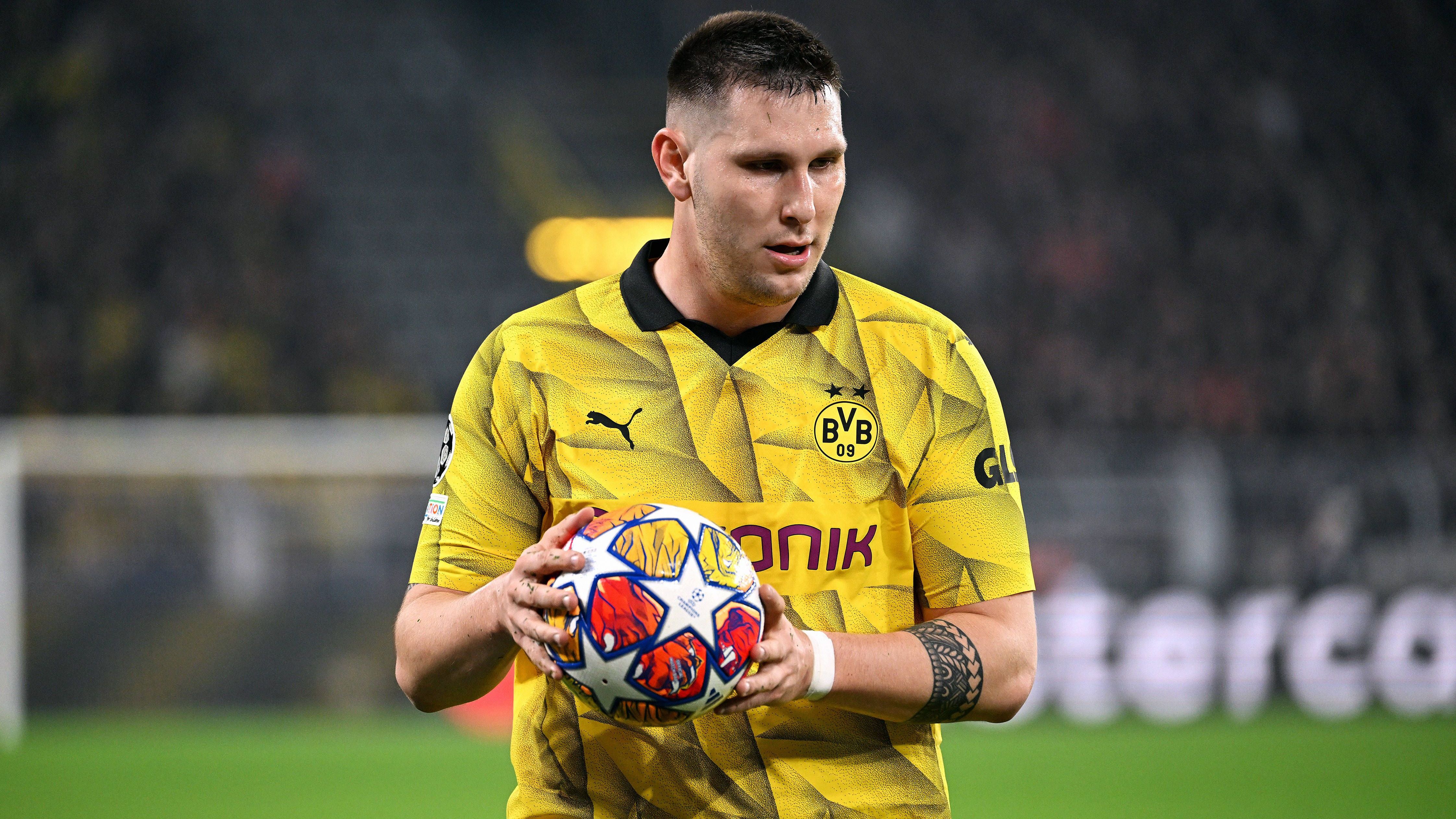 <strong>Niklas Süle</strong><br>Der Innenverteidiger soll mit seiner aktuellen Situation beim BVB unzufrieden sein. Laut "Sky" habe es deshalb bereits ein Gespräch zwischen Berater Volker Struth und Sportdirektor Sebastian Kehl gegeben. Dabei sei vom Verein signalisiert worden, dass Süle mehr Leistung bringen müsse, um häufiger zu spielen. Eine <strong>Trennung sei dennoch ausgeschlossen</strong>.