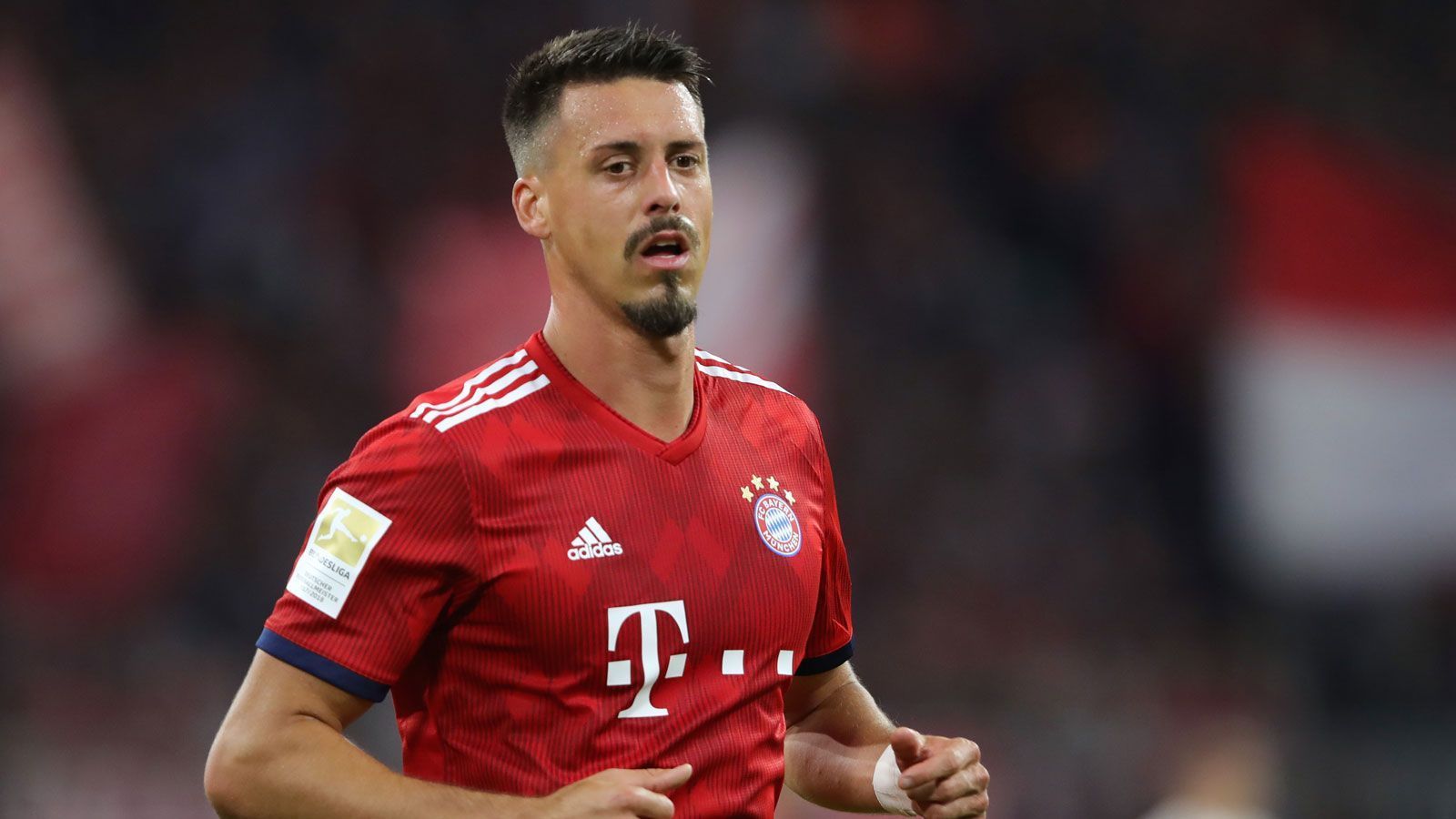 
                <strong>Sandro Wagner</strong><br>
                Ganze 128 Einsatzminuten hat der Stürmer in dieser Saison auf dem Konto. In neun von 14 Spielen blieb ihm nur die Zuschauerrolle, zweimal stand er überhaupt nicht im Kader. Dabei hatte Wagner unter Kovac-Vorgänger Jupp Heynckes noch zu den großen Leistungsträgern gehört. Kein Wunder, dass der Stürmer jetzt Frust schiebt. Da hilft es auch nicht, das der Trainer ihn als "ganz feinen Kerl" und guten Fußballer, "der sich tagtäglich reinschmeißt", bezeichnet. Zoff-o-meter: Es brodelt.
              