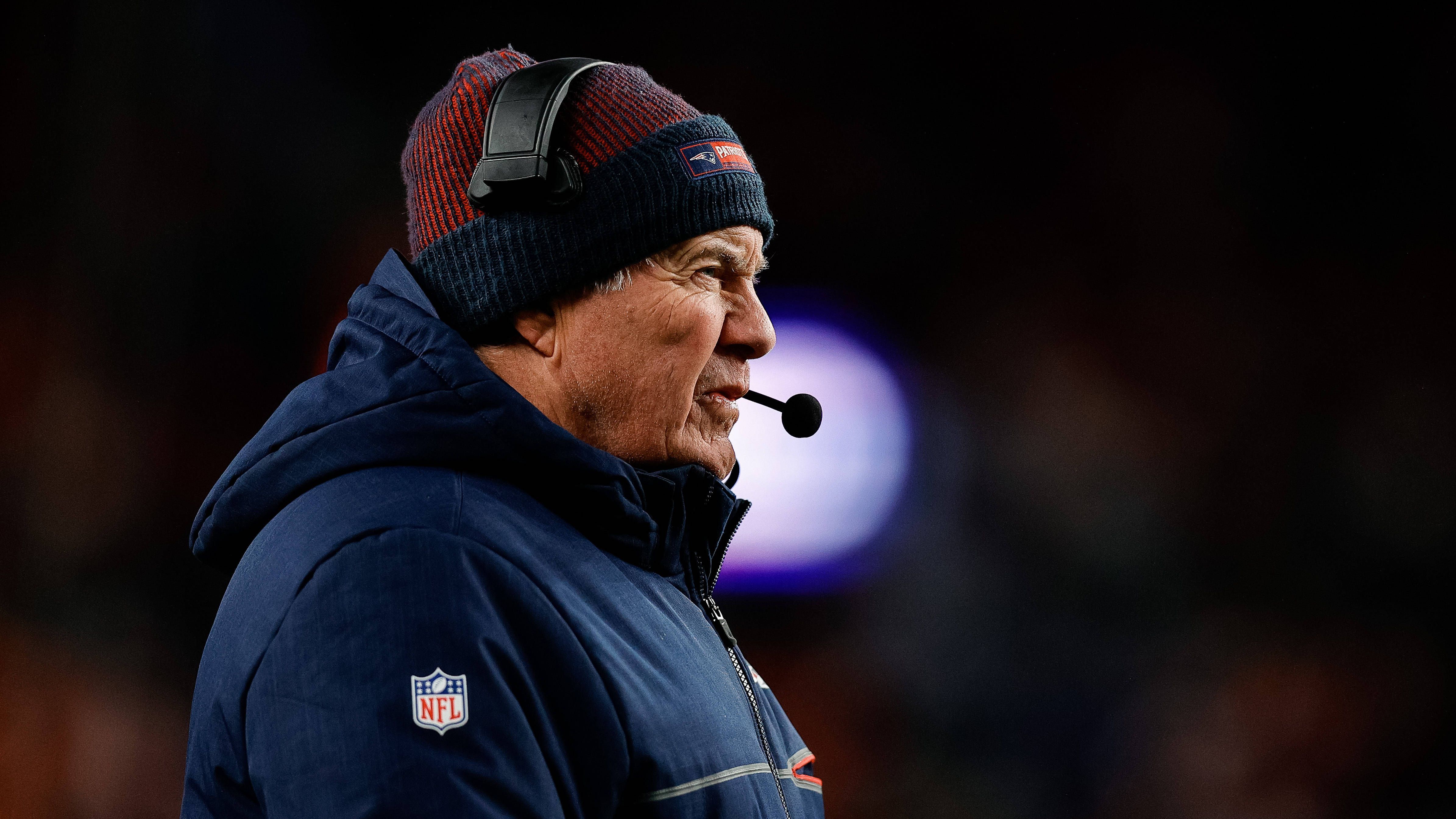 <strong>Bill Belichick - die Meilensteine der Trainer-Legende</strong><br>Bill Belichick hat bereits vor dem noch nicht absehbaren Ende seiner herausragenden Karriere längst den Legendenstatus erreicht. Der Head Coach der New England Patriots ist nicht nur einer der erfolgreichsten Trainer der NFL-Geschichte, sondern definitiv eine der einzigartigsten Charaktere des Sports. <strong><em>ran</em></strong> gibt einen Überblick über die Meilensteine des 71-Jährigen.