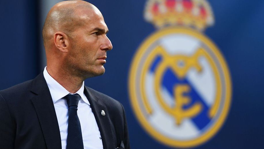 <strong>Zinedine Zidane (vereinslos)</strong><br>Kehrt Zinedine Zidane ein drittes Mal auf die Trainerbank Real Madrids zurück? "Zizou" hat schon zwei Amtszeiten als Real-Coach hinter sich: 2016 bis 2018 und 2019 bis 2021 - dabei holte er drei Champions-League-Titel und zwei spanische Meisterschaften. Bereits im Frühjahr berichteten einige Medienportale von Gesprächen zwischen Real und dem vereinslosen Zidane.&nbsp;