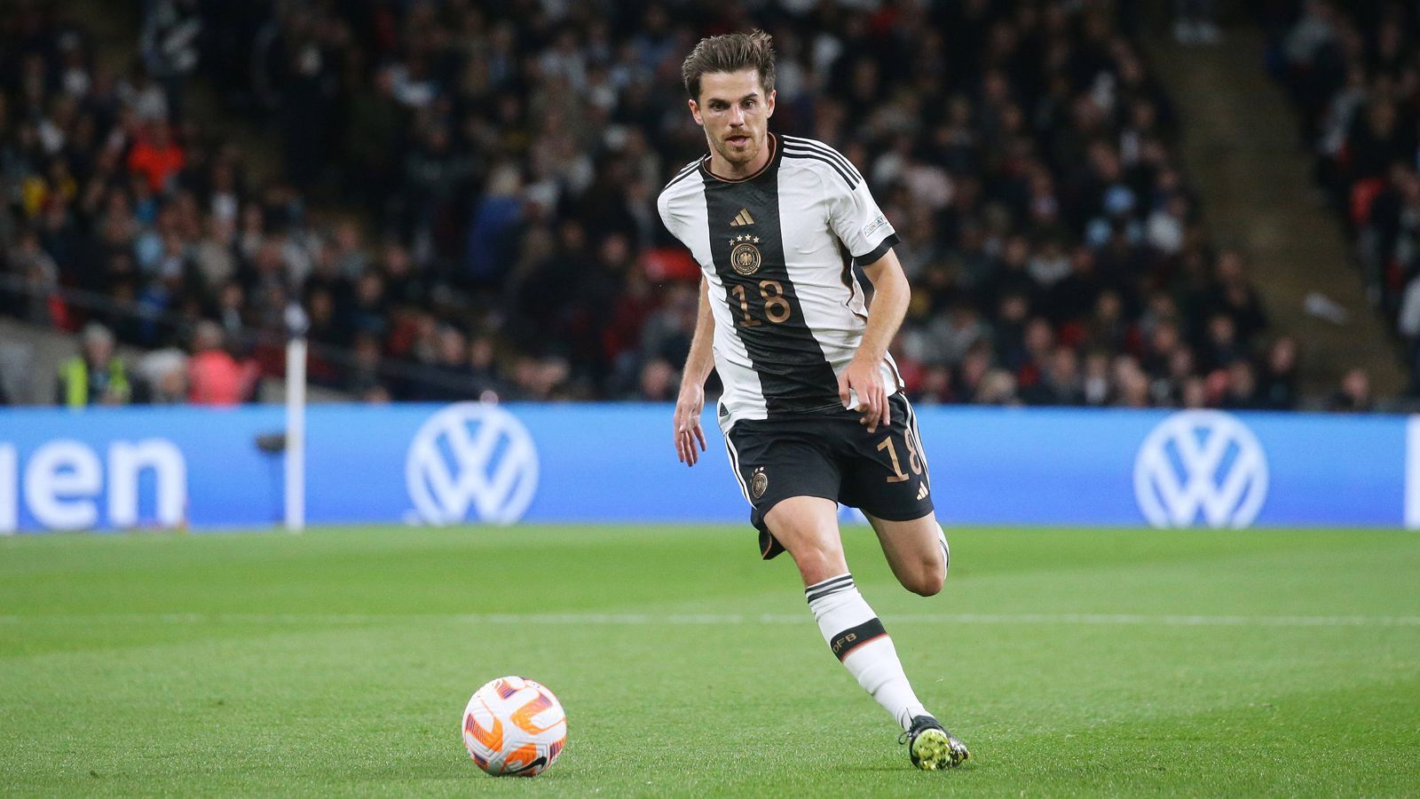 
                <strong>Jonas Hofmann</strong><br>
                &#x2022; Verein: Borussia Mönchengladbach<br>&#x2022; Länderspiele: 16<br>&#x2022; Länderspieltore: 4<br>&#x2022; Bundesligaspiele: 212<br>
              