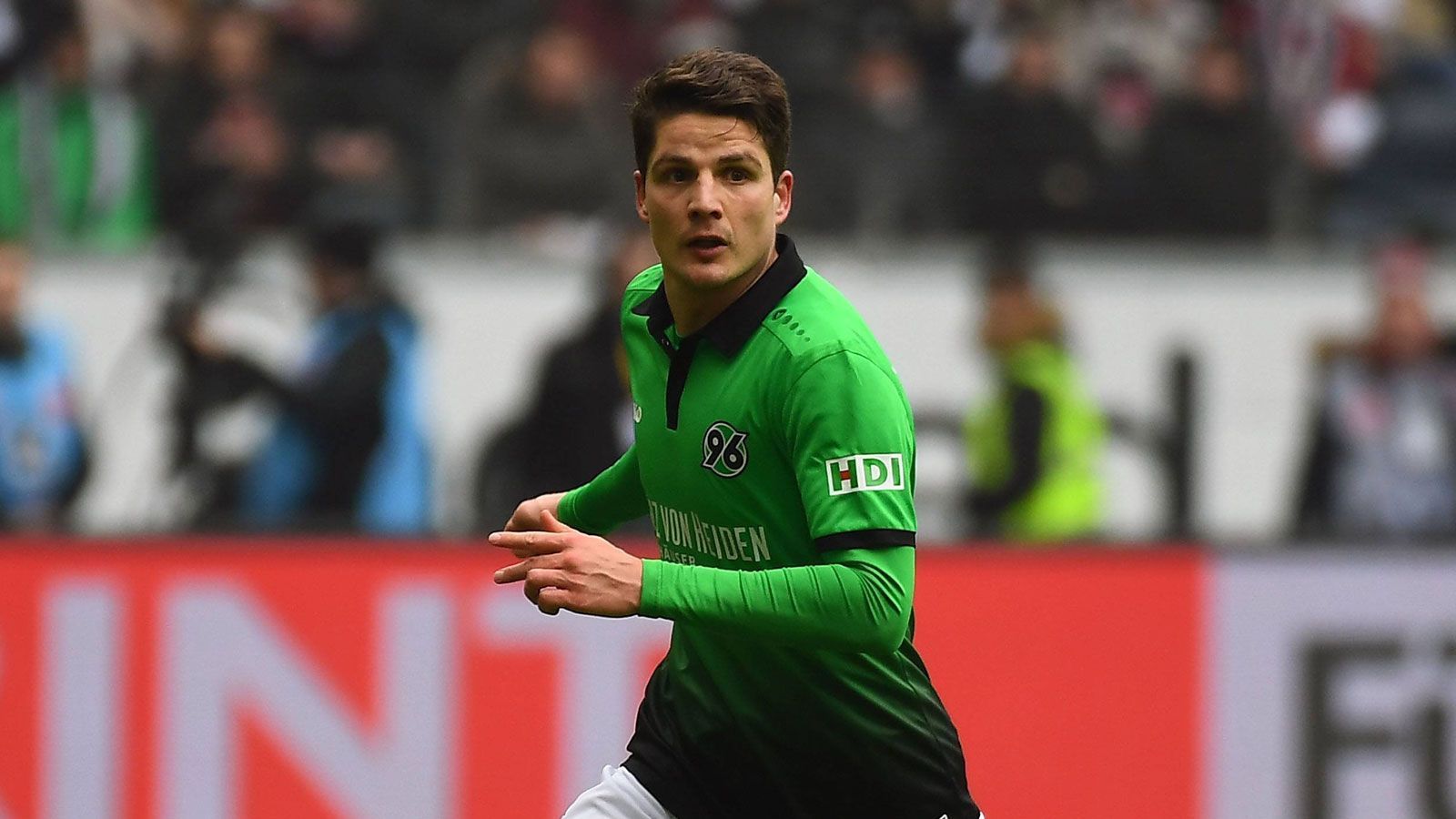
                <strong>Pirmin Schwegler</strong><br>
                Neben Gelson Fernandes soll wohl noch ein zweiter Ex-Profi der SGE Chancen auf den Posten haben: Pirmin Schwegler. Zuletzt war er für die Western Sydney Wanderers in Australien aktiv, zuvor spielte der Schweizer in Deutschlands höchster Spielklasse für Frankfurt, die TSG Hoffenheim, Hannover 96 und Bayer Leverkusen. Im August 2020 beendete der 33-Jährige seine Profikarriere, seit dem 1. Januar 2021 ist er beim FC Bayern München als Scout angestellt.
              