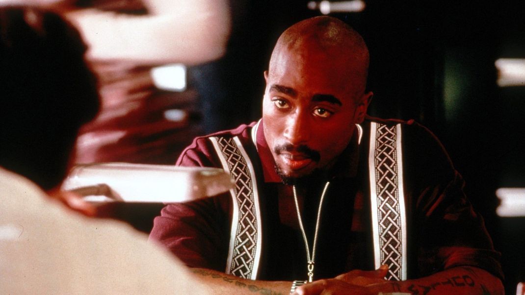 Tupac Shakur bei den Dreharbeiten zu dem 1997 herausgebrachten Film "Gangland - Cops unter Beschuß".