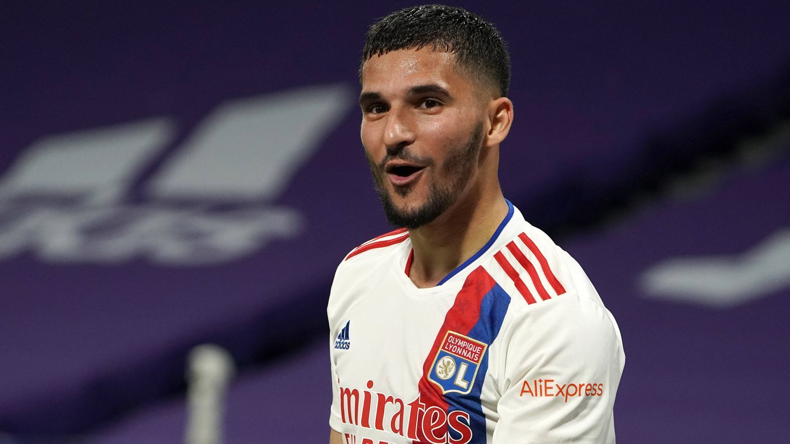 
                <strong>Houssem Aouar (Olympique Lyon)</strong><br>
                Klappt es für Houssem Aouar im zweiten Anlauf mit einem Wechsel nach England? Im Sommer 2020 soll der FC Arsenal den Lyon-Profi im Visier gehabt haben, doch Aouar entschied sich letztlich doch für einen Verbleib bei Olympique. Nun aber hat angeblich der FC Liverpool seine Fühler nach dem 22-Jährigen ausgestreckt. Vertraglich ist das Eigengewächs noch bis 2023 an Lyon gebunden. Aouar hat sowohl im Defensiv- als auch Offensivbereich seine Stärken. Neben Kampf- und Laufstärke kann er bislang in seiner Karriere mit einer ordentlichen Torquote punkten (23 Treffer in 127 Ligue-1-Spielen). 
              