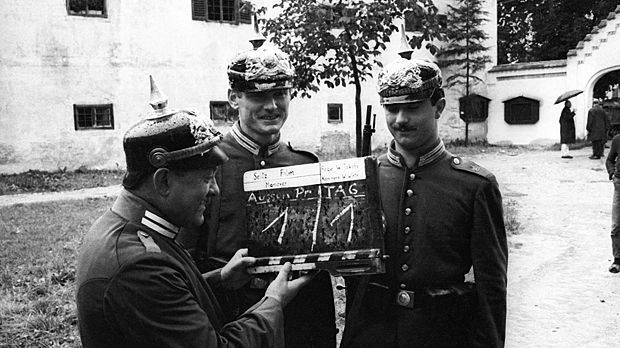 
                <strong>Sepp Maier und Gerd Müller</strong><br>
                Bereits 1967 spielten Sepp Maier (M.) und Gerd Müller (r.) im Lausbubenfilm "Wenn Ludwig ins Manöver zieht" mit. Eine Rolle in der Komödie hatte auch Bayern-Trainer Tschik Cajkovski, der den Kompaniekoch mimte.
              