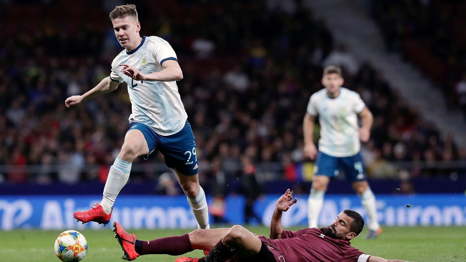 
                <strong>Juan Foyth (Argentinien)</strong><br>
                Beim Champions-League-Finalisten Tottenham Hotspur war der argentinische Verteidiger Juan Foyth in der zurückliegenden Saison eher Ergänzungsspieler, in der Nationalmannschaft steht sein Gesicht jedoch für den Neuaufbau der Albiceleste. Seit Oktober 2018 gehört der 21-jährige Foyth zu den regelmäßig nominierten Verteidigern im Team von Coach Lionel Scaloni. Über gute Leistungen bei der Copa America kann sich Foyth dann vielleicht auch schon für künftig mehr Einsätze bei den Londonern empfehlen. In der Saison 2018/19 kam er nämlich wettbewerbsübergreifend lediglich zu 17 Auftritten.
              