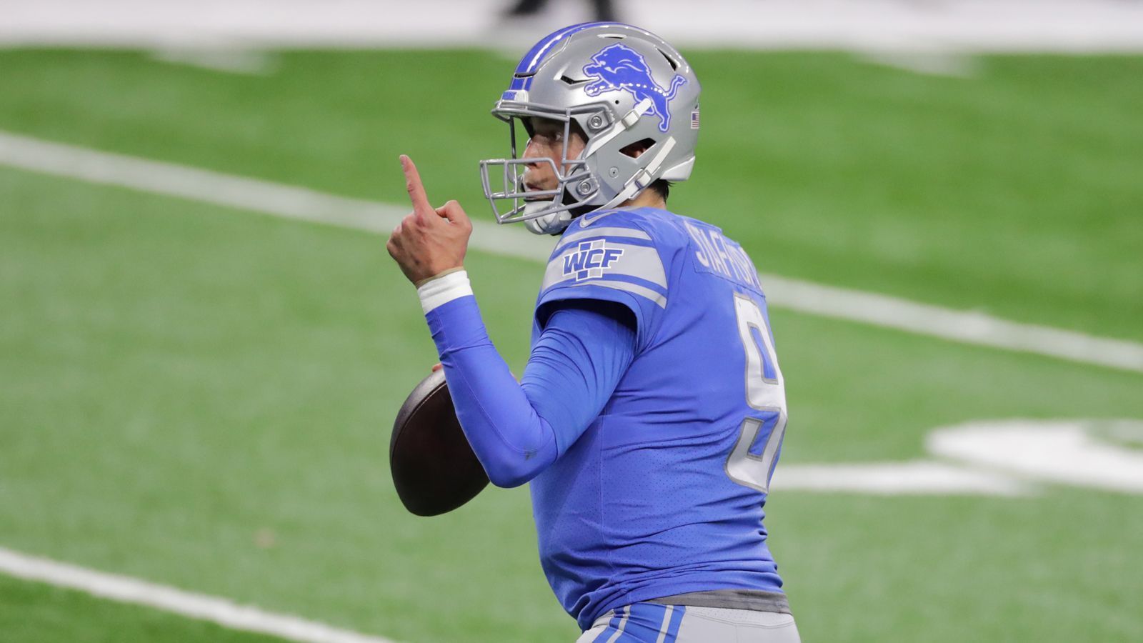 
                <strong>Detroit Lions</strong><br>
                Auch die Detroit Lions werden ihren Starting Quarterback verlieren. Anders als bei den Texans einigten sich das Team und Matthew Stafford (Bild) einvernehmlich auf einen Trade. Wie Watson hat auch Stafford dabei zahlreiche Optionen. Die Lions dürften sich daher wohl im Draft mit einem neuen Spielmacher beschäftigen. Aktuell haben sie den siebten Pick und könnten sich daher eines der Top-Talente aus dem College sichern.
              