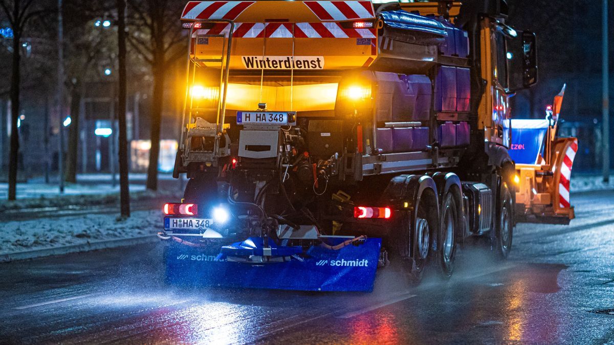 Ein Streufahrzeug fährt eine Straße im Zentrum Hannovers entlang.