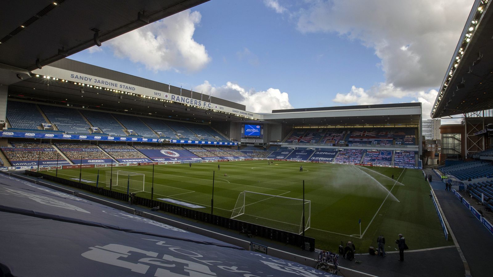 
                <strong>Ibrox Stadium (Glasgow)</strong><br>
                Ähnlich alt wie das Craven Cottage von London, ist auch das Ibrox Stadium (früher Ibrox Park) von Glasgow. Das Stadion, in dem die Glasgow Rangers vor bis zu knapp 51.000 Fans ihre Heimspiele austragen, wurde 1899 eröffnet und ist aktuell das drittgrößte Fußballstadion in Schottland. Benannt ist die Arena nach dem Stadtteil Ibrox, in dem sich das Stadion befindet. Verrückt: Im Jahr 1939 drängten sich bei einem Old-Firm-Derby gegen Celtic unglaubliche 118.567 Fans in den damaligen Ibrox Park - bis heute absoluter Zuschauer-Rekord für die Kult-Arena. Schlimme Erinnerungen haben die Schotten an ein Old-Firm-Derby im Jahr 1971. Bei einer Massenpanik wurden 66 Fußballfans zu Tode getrampelt. 
              