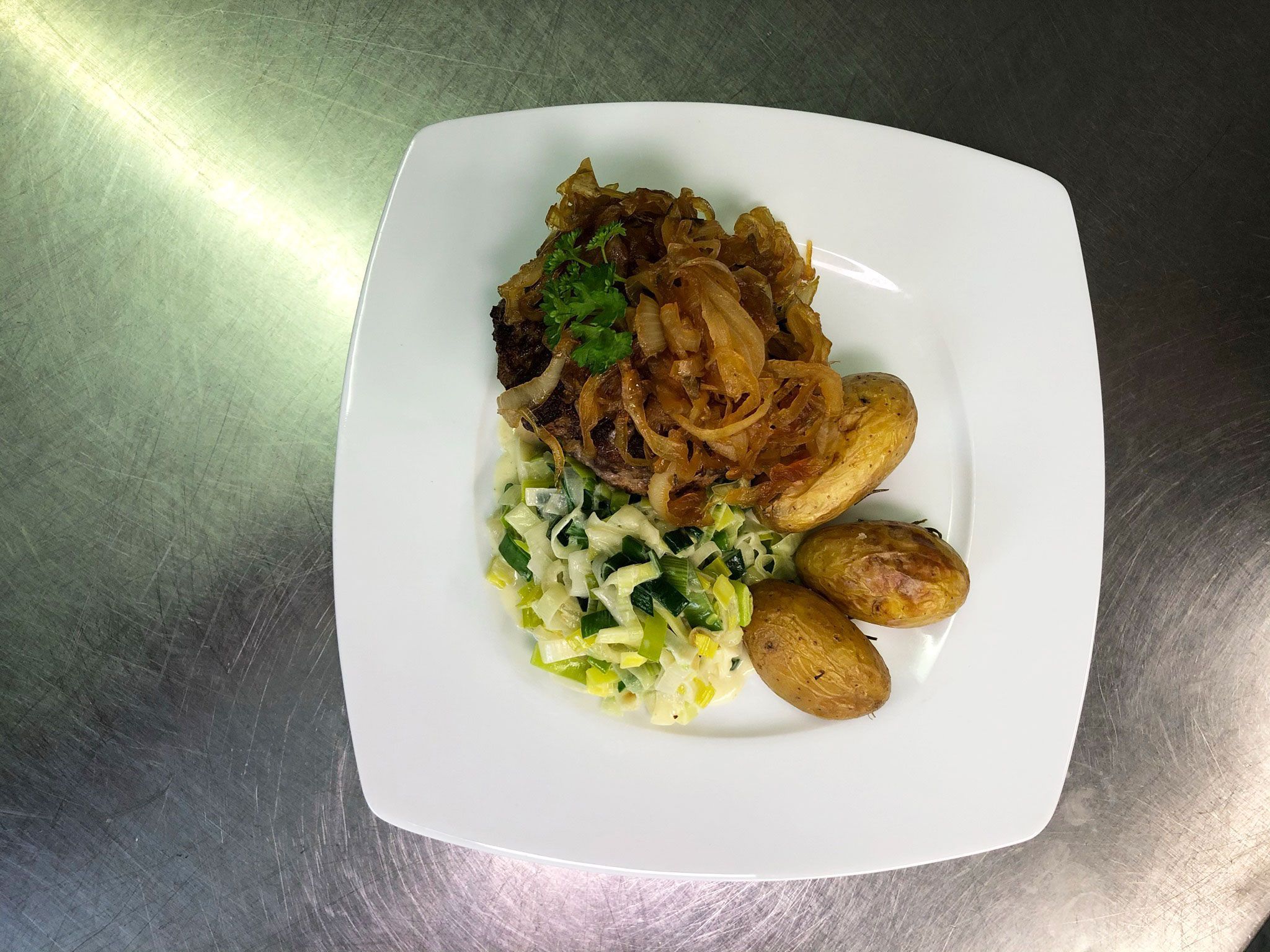 Wildhacksteak mit karamellisierten Zwiebeln - Rezept aus MLDL