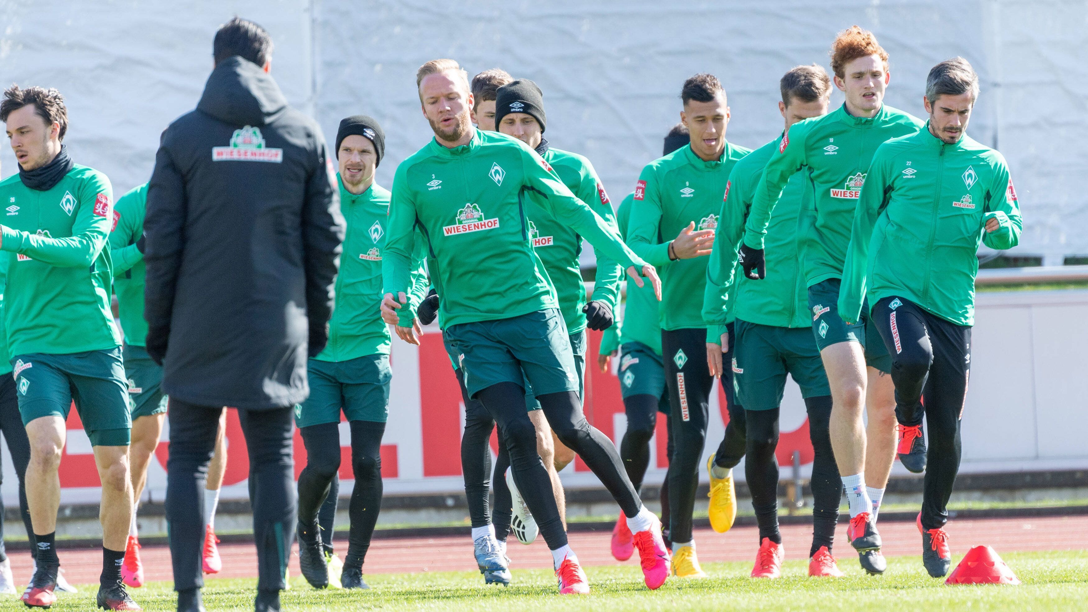 
                <strong>SV Werder Bremen </strong><br>
                Am Donnerstag durften die Hanseaten wieder in ein komplettes Mannschaftstraining einsteigen. Noch nicht abschließend geklärt ist, ab wann und wo Profis und Betreuer sich in eine Quarantäne zurückziehen.
              