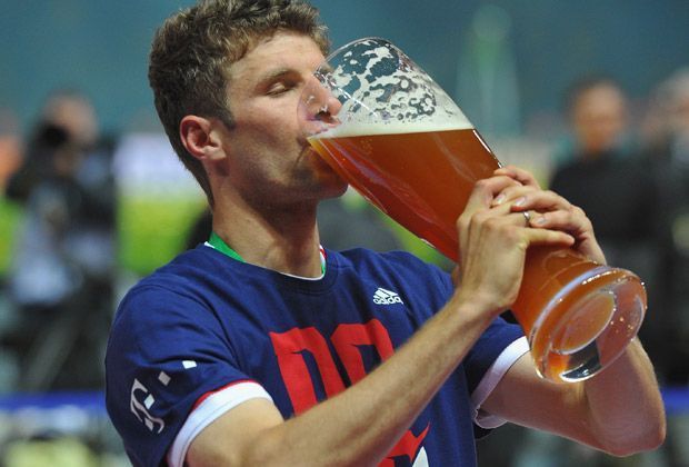 
                <strong>Zehntes Double: So feiern die Bayern</strong><br>
                Erst die 120 Minuten Fußball, dann das viele Feiern - da muss sich Thomas Müller erstmal einen Schluck aus dem Weißbierglas gönnen.
              