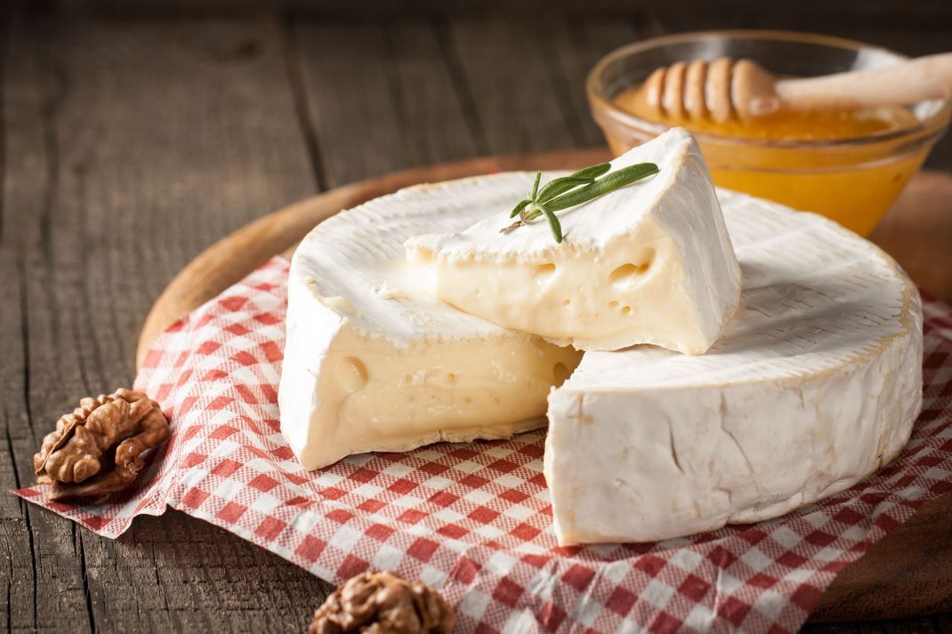 Die Fromagerie Dongé (Frankreich) ruft verschiedene Sorten des Käses Brie de Meaux zurück. (Symbolbild)