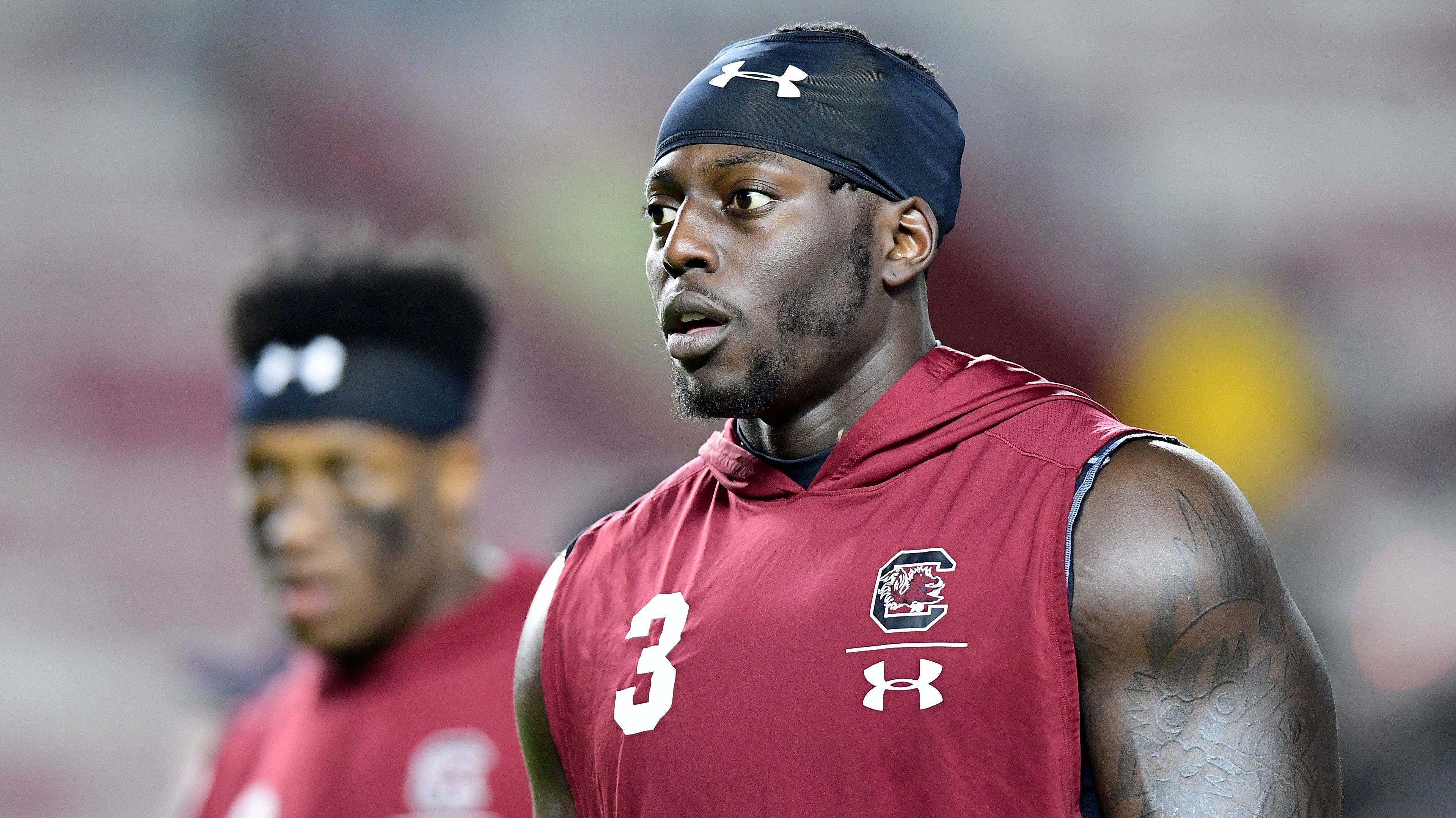 
                <strong>Javon Kinlaw (South Carolina)</strong><br>
                Verletzungen am Unterkörper sind bei groß gewachsenen Spielern wie Javon Kinlaw immer wieder Anlass zur Sorge. Hinter dem Defensive Lineman aus South Carolina liegt bereits eine Operation an der Hüftgelenkslippe sowie eine frühere Rückenverletzung, mit der er zu kämpfen hatte. Seine beiden Knie wurden von einigen NFL-Teams zudem als arthritisgefährdet eingestuft. "Verschleiß" ist nach Kinlaws Kombinations-MRTs der am häufigsten verwendete Begriff. Dennoch hat ihn kein Team aufgrund seines medizinischen Checks durchfallen lassen. Im Gegenteil, mehrere Mannschaften - darunter auch einige wenige, die hoch gepickt haben - sagen, sie hätten kein Problem mit Kinlaws Befund. Daher erscheint es derzeit unwahrscheinlich, dass das Top-20 Talent nicht in der ersten Runde des Drafts gezogen wird.
              
