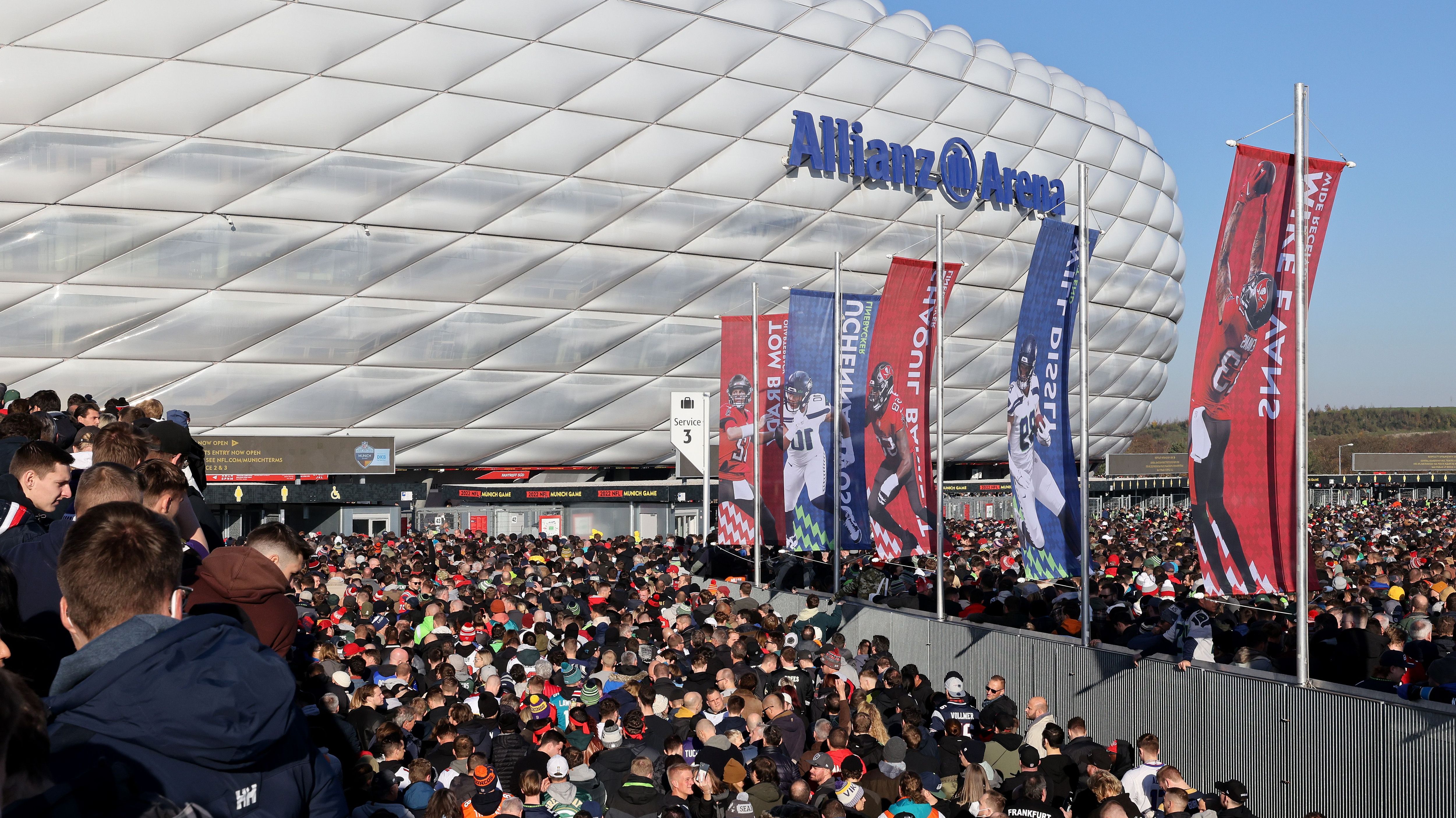 <strong>Essen und Trinken in München</strong><br>Auch die Verpflegung war in München noch ausbaufähig. Es gab zwar einige Stände im Umkreis des Stadions, diese boten aber alle sowohl Essen als auch Trinken an. Alle mussten also in eine Schlange, auch wenn man nur etwas trinken oder nur etwas essen wollte. Die Folge waren abermals lange Warteschlangen und unnötiger Ärger bei den Fans.