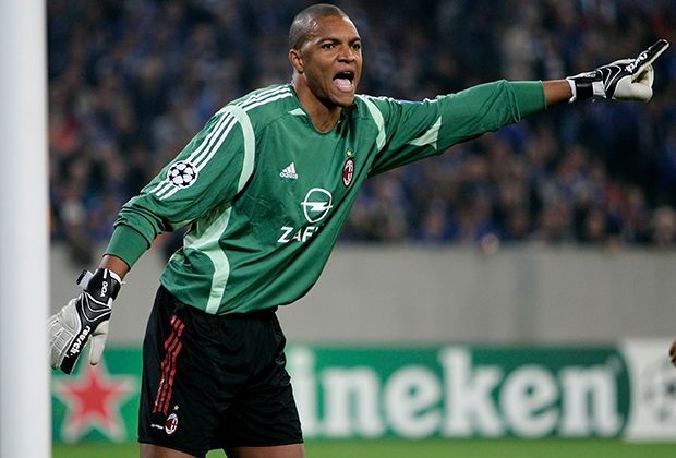 
                <strong>Dida</strong><br>
                Im Tor steht sein Weggefährte in der brasilianischen National-Elf und beim AC Mailand. Wurde 2002 als Nummer zwei Weltmeister und stand elf Jahre bei den Italienern unter Vertrag.
              