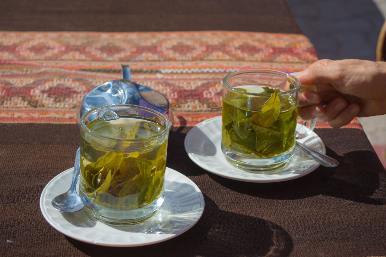 Die Menschen in Bolivien und in den Anden trinken traditionell Tee mit Kokablättern und kauen die Blätter. Das soll die Höhe leichter erträglich machen.