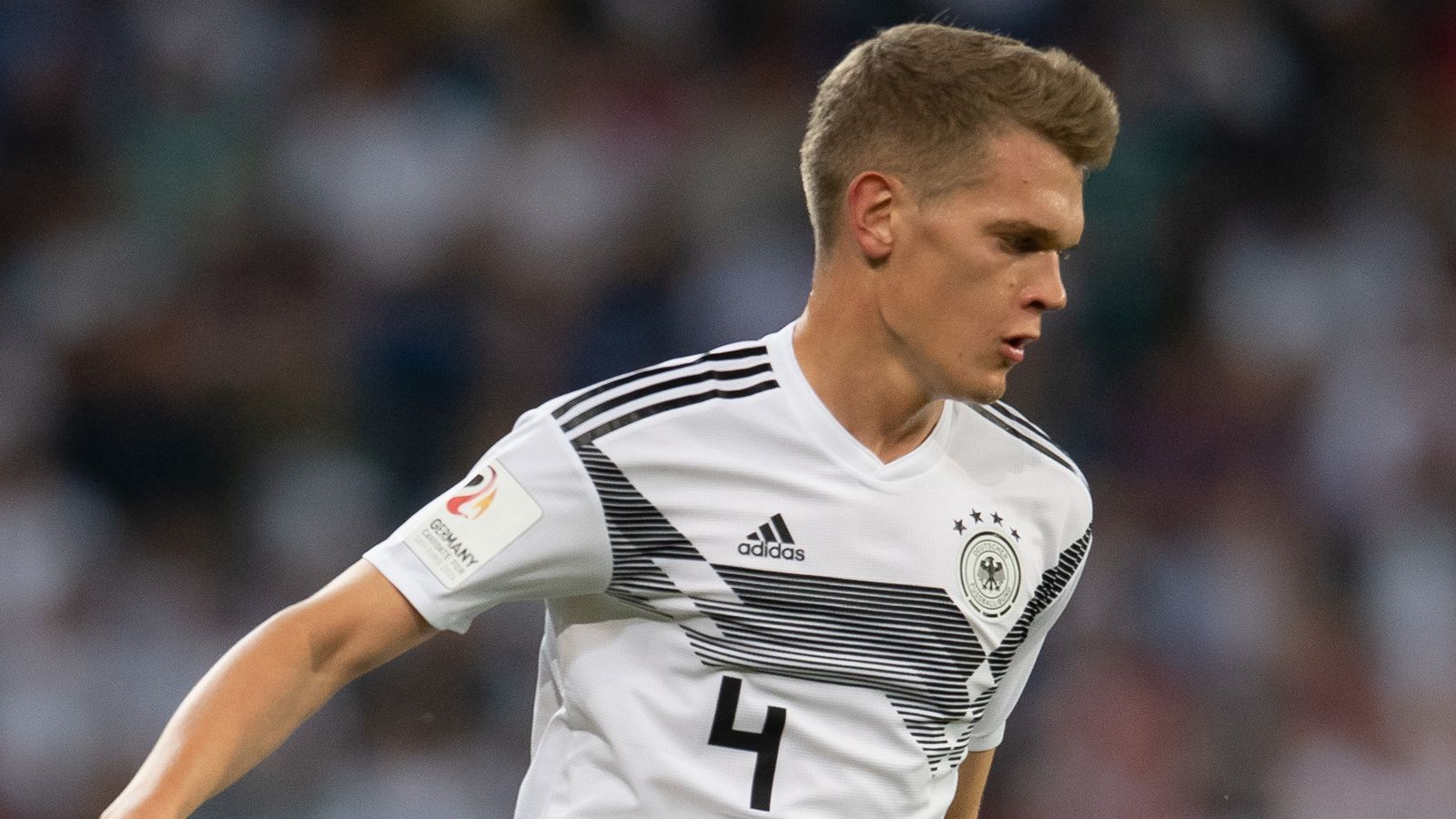 
                <strong>Matthias Ginter (Deutschland)</strong><br>
                Diesmal als Teil der Dreierkette eigentlich defensiver ausgerichtet als in den vergangenen Spielen, erzielt er beinahe das 2:0. Nur Lloris-Glanztat verhindert den Einschlag nach einer Ecke. Einen weiteren Abschluss – per Kopf – setzt Ginter völlig frei am Kasten vorbei. Defensiv mit Unsicherheiten in Abschnitt zwei. Macht kurz vor Schluss Platz für Brandt. ran-Note: 3
              