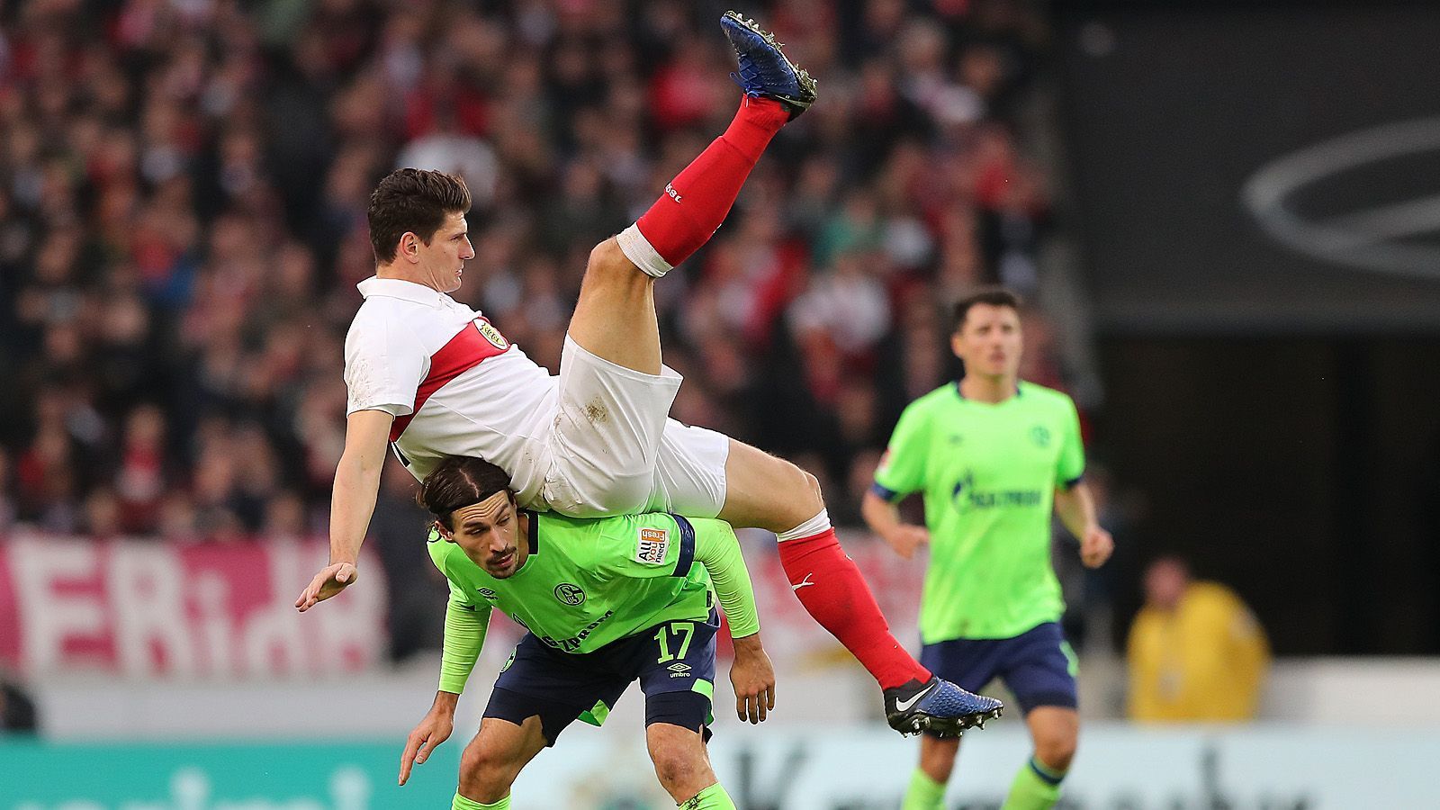 
                <strong>VfB Stuttgart</strong><br>
                Der VfB ist mit großen Ambitionen gestartet und tief gefallen. Die Gerüchte um den Gladbacher Patrick Herrmann zeigen, wo Verbesserungsbedarf herrscht: im Angriff. Den Schwaben fehlt im Spielt nach vorne häufig das Tempo. Auch Mario Gomez könnte im Sturm mehr Unterstützung vertragen. 
              