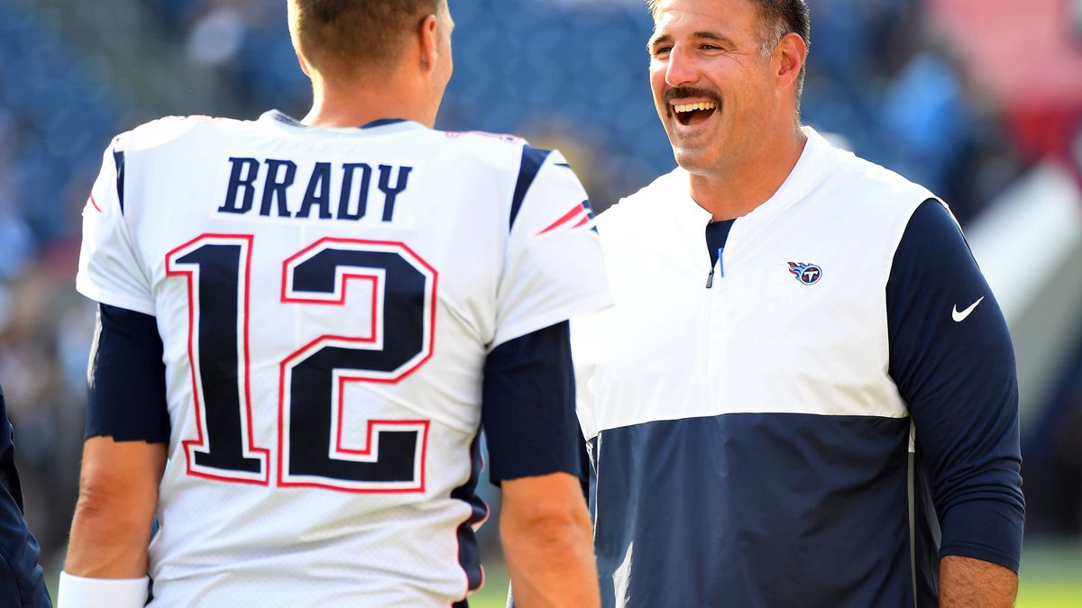 NFL, American Football Herren, USA Preseason-New England Patriots at Tennessee Titans, Aug 17, 2019; Nashville, TN, USA; New England Patriots quarterback Tom Brady (12) talks with Tennessee Titans ...