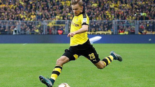 
                <strong>Linksverteidiger: Marcel Schmelzer</strong><br>
                Linksverteidiger: Marcel Schmelzer. Aktuell gehört der Dortmunder Defensivmann nicht zu Joachim Löws Aufgebot. Seit 2010 bestritt er 16 Länderspiele für das deutsche Team, bei großen Turnieren spielte er allerdings nie. Bei der EM 2012 stand er ohne ein einziges Spiel im Kader. Vor der WM 2014 wurde er aus dem vorläufigen Kader gestrichen. Ist er verletzungsfrei, gehört Marcel Schmelzer zu den solidesten Außenverteidigern der Liga. Es bleibt spannend, auf welche Defensivspieler Joachim Löw bei der EM setzt.
              