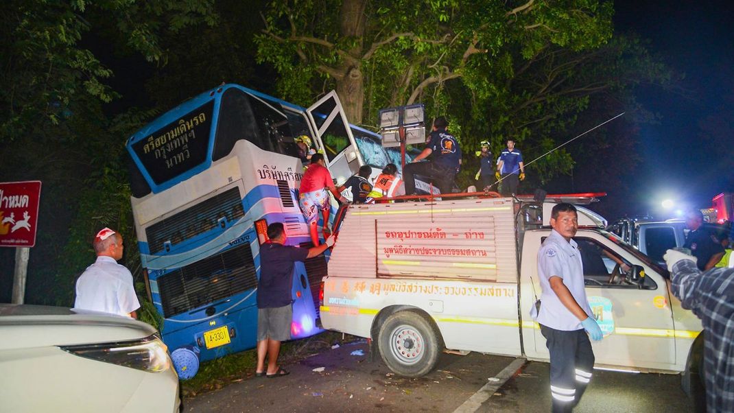 Mindestens 14 Menschen sind bei einem Busunglück in Thailand ums Leben gekommen.