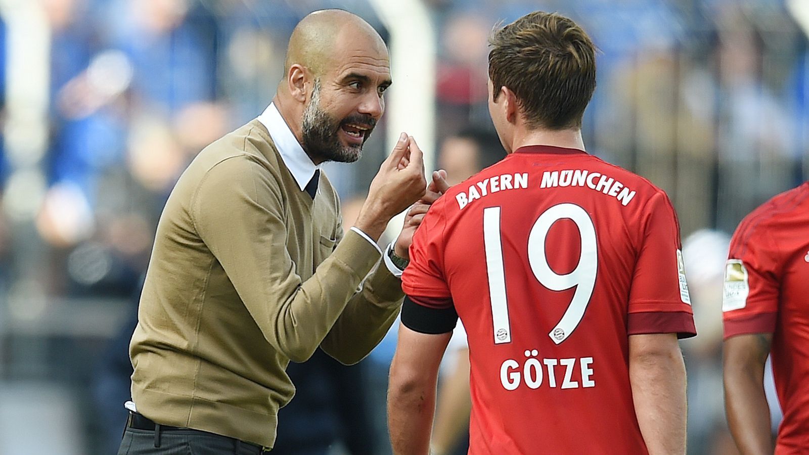 
                <strong>CONTRA: Götze und der FC Bayern - ein Missverständnis</strong><br>
                Doch in den kommenden beiden Jahren kam Götze beim deutschen Rekordmeister seltener zum Einsatz. Die Zusammenarbeit mit Guardiola entpuppte sich nicht als die erhoffte Traumehe. Der Spanier verzichtete gerade auch in den ganz großen Spielen der Königsklasse häufig auf den Edeltechniker. Götze blieb oft nur die Zuschauerrolle. 2015/16 kam er nur noch auf 21 Einsätze und kehrte schließlich nach Dortmund zurück. Götze und Bayern - das ging als Missverständnis in die Bundesliga-Historie ein. Wollen sich beide Seiten das noch einmal antun? Zumal auch Götzes Rückkehr zum BVB ernüchternd verlief.
              