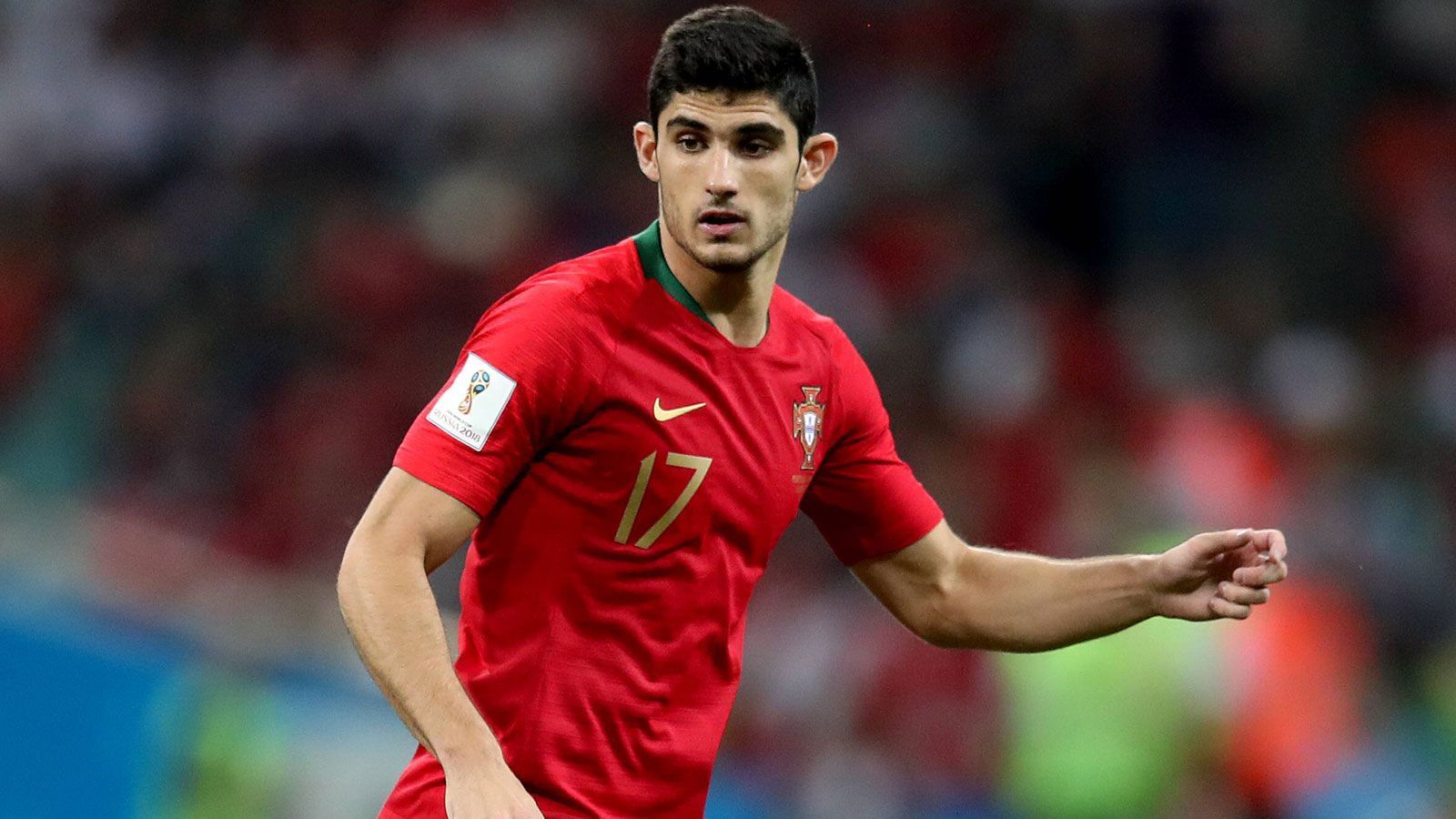 
                <strong>Goncalo Guedes (Portugal)</strong><br>
                Mit seinen 21 Jahren schien die WM-Bühne für Valencia-Stürmer Guedes teilweise noch etwas zu groß zu sein. Bei den wenigen Vorstößen, in die er involviert war, ließ der Offensivmann etwas die Cleverness und Übersicht vermissen, die auf diesem Niveau den Unterschied machen. Zudem rutschte Portugals Jungspund auffällig oft auf dem offenbar rutschigen Untergrund weg. ran-Note: 5
              