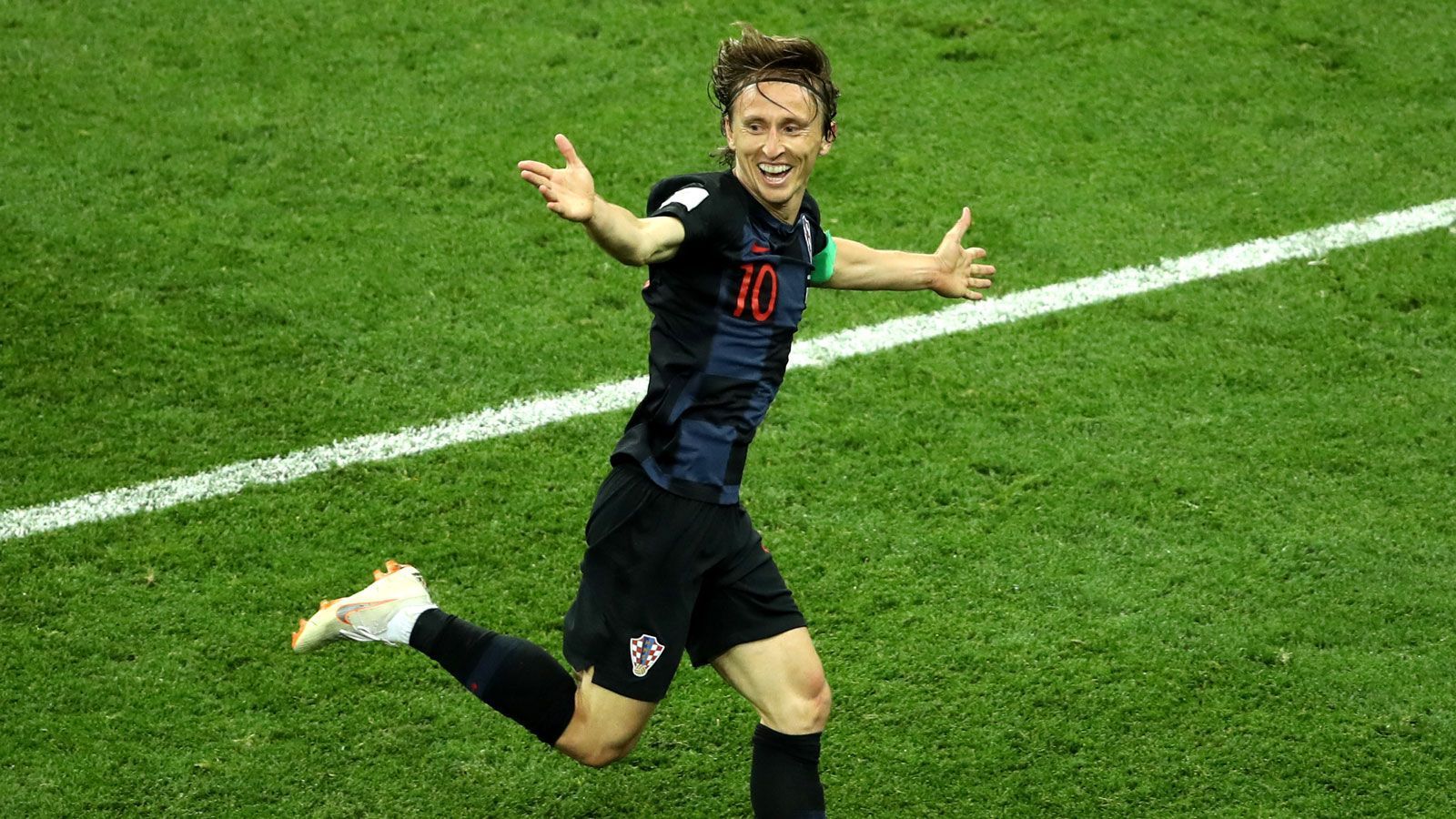 
                <strong>Offensiver Mittelfeldspieler: Luka Modric (32, Kroatien)</strong><br>
                sieben Einsätze (fünf Einsätze über die volle Distanz, im dritten Gruppenspiel und im Halbfinale ausgewechselt/694 Minuten)zwei Tore, ein Assist83,9 Prozent Passquote (439 von 523)31 zurückeroberte Bälleinsgesamt 110 Länderspiele und 14 Torespielt bei Real Madrid
              