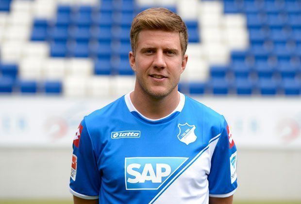 
                <strong>TSG 1899 Hoffenheim Heimtrikot</strong><br>
                Auch die TSG 1899 Hoffenheim geht zweigeteilt in die neue Spielzeut. Die Brust, hier am Beispiel von Sven Schipplock, wird schräg vom Bauch getrennt.
              