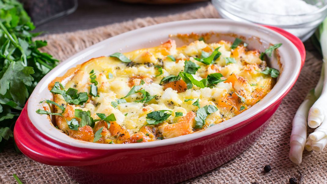 Perfekt für den Herbst: Kürbisauflauf mit Hackfleisch und Kartoffeln.