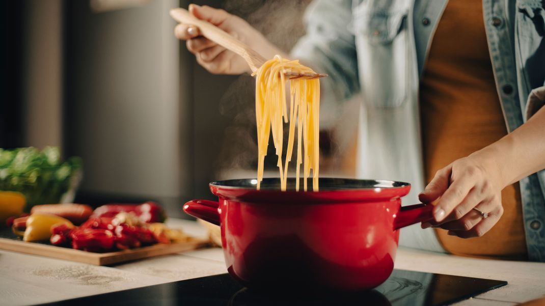 Prima Pasta! Wer abnehmen will, muss auf Nudeln nicht verzichten. Wir klären, wie Spaghetti, Penne und Co. nicht zur Kalorienfalle werden. 