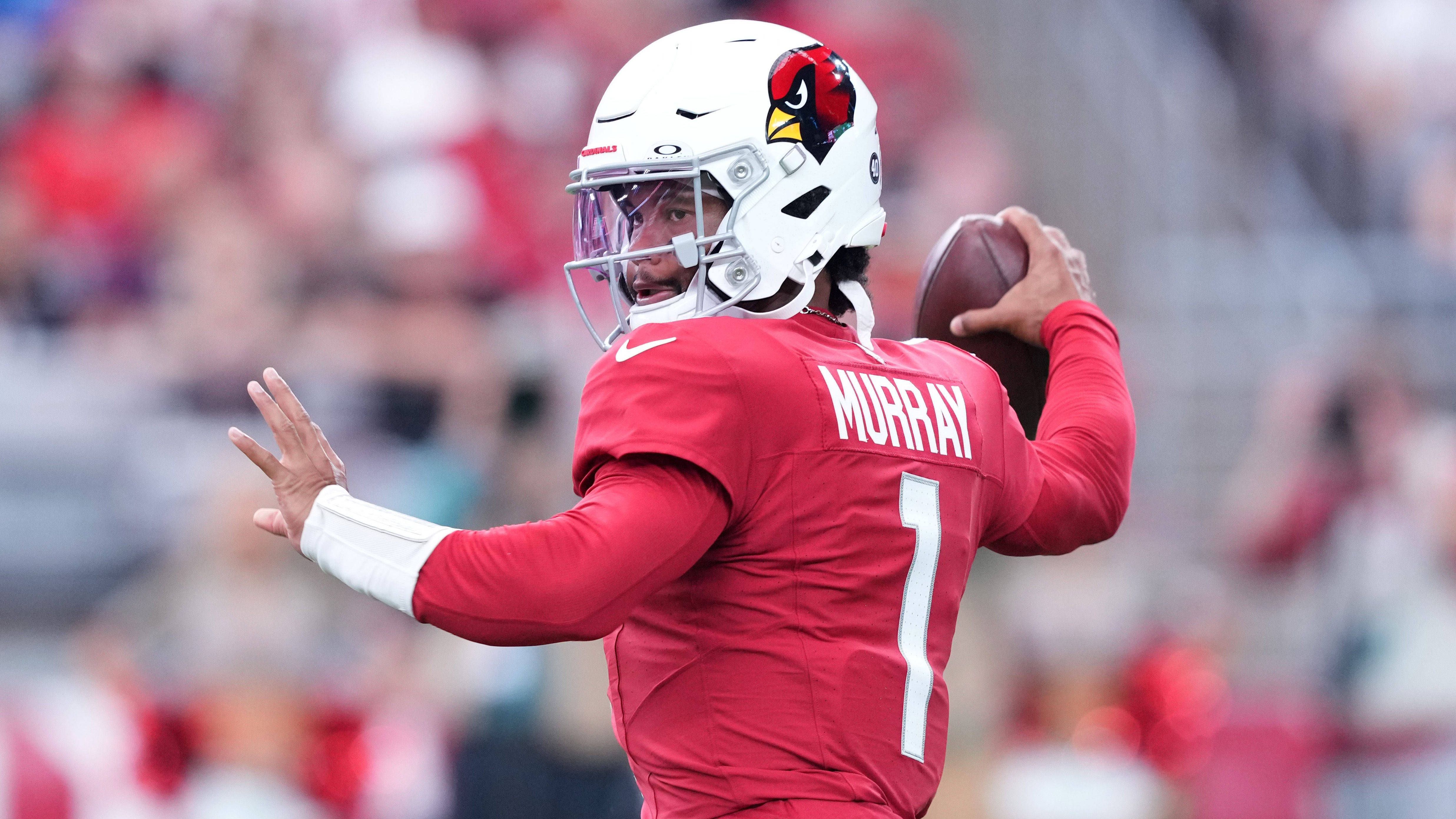 <strong>Platz 26: Arizona Cardinals (Vorwoche: 30)</strong><br>Die Arizona Cardinals haben das Spiel bei den Pittsburgh Steelers souverän mit 24:10 gewonnen. Dabei glänzte Kyler Murray zwar nicht, aber es schüttete auch aus Eimern in Pennsylvania. Das Spiel musste sogar zwischenzeitlich unterbrochen werden. Wer jedoch glänzte, war Running Back James Conner mit 105 Rushing Yards und zwei Touchdowns.