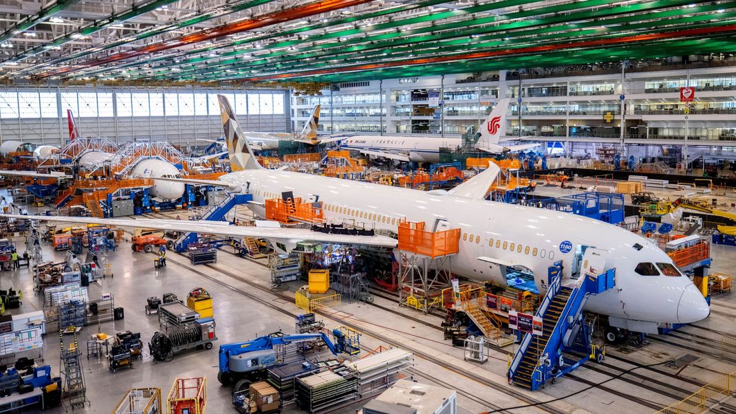 USA, North-Charleston: Montage eines Flugzeugs des Typs Boeing 787 Dreamliner auf dem Boeing-Campus.