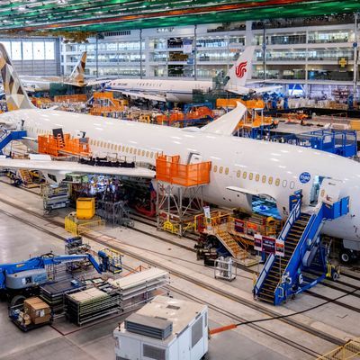 USA, North-Charleston: Boeing-Mitarbeiter montieren ein Flugzeug des Typs "Boeing 787 Dreamliner" auf dem Boeing-Campus. 